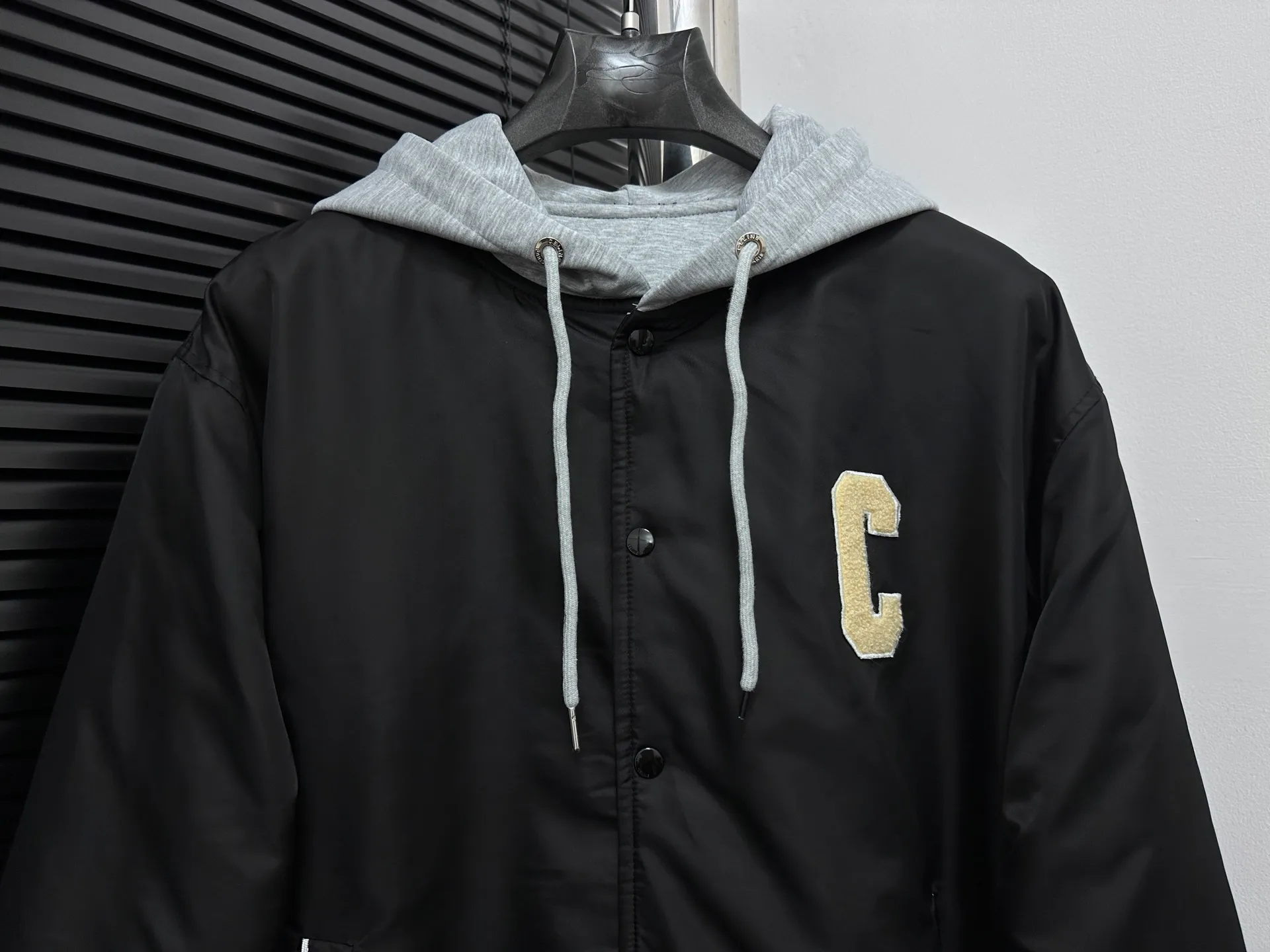 🅿️520 [Celine] Celine hooded baseball jacket, double fabric splicing: the outer black is satin technical fabric, and the front and back panels are customized with towel embroidery. The letters are first laser-cut and made using an imported Tajima embroidery machine. The hood and lining are made of 100% cotton fabric, with thin cotton inside, two-color thread custom-woven yarn, thread weaving on a flat knitting machine, and processed by first-line factories. Compare the quality at will. Same style for men and women. Size: XS-L