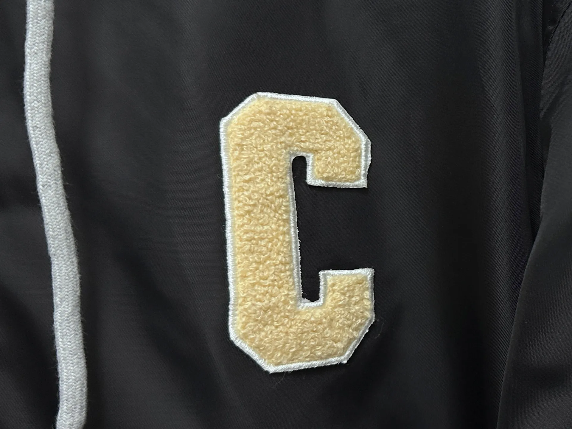 🅿️520 [Celine] Celine hooded baseball jacket, double fabric splicing: the outer black is satin technical fabric, and the front and back panels are customized with towel embroidery. The letters are first laser-cut and made using an imported Tajima embroidery machine. The hood and lining are made of 100% cotton fabric, with thin cotton inside, two-color thread custom-woven yarn, thread weaving on a flat knitting machine, and processed by first-line factories. Compare the quality at will. Same style for men and women. Size: XS-L