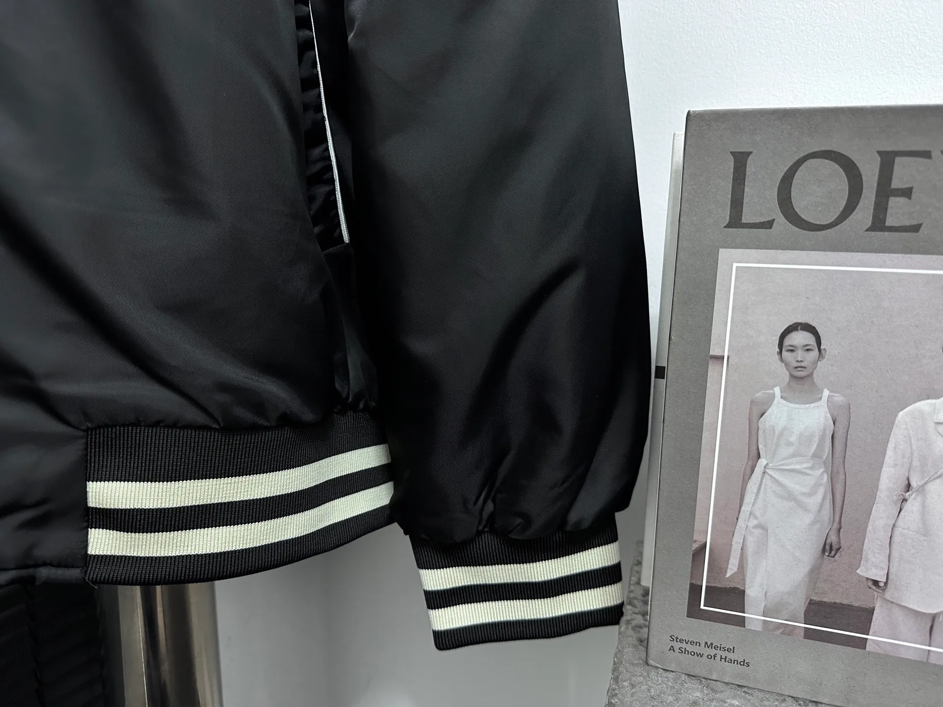 🅿️520 [Celine] Celine hooded baseball jacket, double fabric splicing: the outer black is satin technical fabric, and the front and back panels are customized with towel embroidery. The letters are first laser-cut and made using an imported Tajima embroidery machine. The hood and lining are made of 100% cotton fabric, with thin cotton inside, two-color thread custom-woven yarn, thread weaving on a flat knitting machine, and processed by first-line factories. Compare the quality at will. Same style for men and women. Size: XS-L