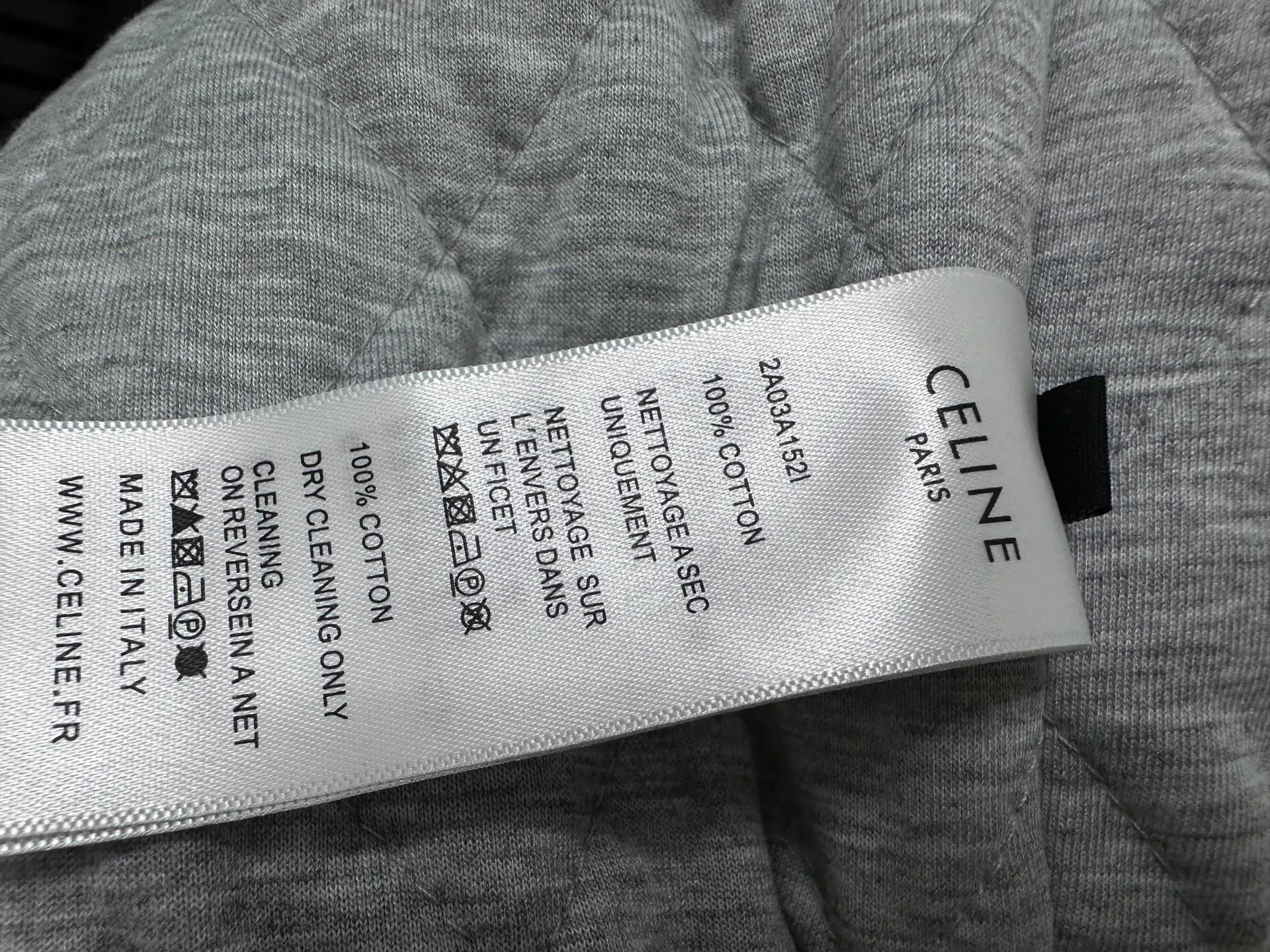 🅿️520 [Celine] Celine hooded baseball jacket, double fabric splicing: the outer black is satin technical fabric, and the front and back panels are customized with towel embroidery. The letters are first laser-cut and made using an imported Tajima embroidery machine. The hood and lining are made of 100% cotton fabric, with thin cotton inside, two-color thread custom-woven yarn, thread weaving on a flat knitting machine, and processed by first-line factories. Compare the quality at will. Same style for men and women. Size: XS-L