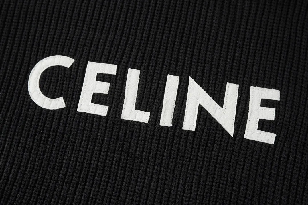 🅿️510 [Original quality] Celine 22FW patch hooded sweater (black). The original version was purchased and developed for 12,500. The fabric is made of 75 wool 25 angora rabbit fur that is closest to the original version. It is made of customized expanded blended wool. The upper body is comfortable and soft, and the weight is 700 grams. It is made of imported Stoll weaving with clear texture and 7-needle double ingot stitching method. The imported thickened felt cloth on the front chest is embroidered with letters using laser embroidery technology. High-energy laser beams are used for fine cutting and embroidery on the fabric. The letter material is made of wool superfiber positioning laser embroidery, which combines the strength of wool. Natural softness and durability of microfiber, the laser beam is used to precisely embroider at designated positions to achieve a highly precise embroidery effect. The letters have smooth lines and clear edges. The felt must be washed after embroidery to make it fluffy and more coordinated with the clothes. Thin felt is used for embroidery on the market and cannot be washed. Customized letter engraved white alloy tail clip, custom-woven and dyed cotton textured round rope, complete three-label accessories, OS loose version design, different from the market version. Color: black/grey Size:S-M-L-XL