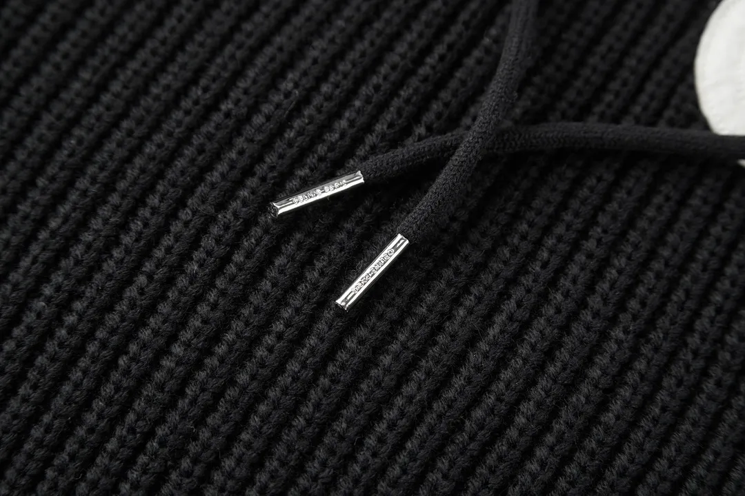 🅿️510 [Original quality] Celine 22FW patch hooded sweater (black). The original version was purchased and developed for 12,500. The fabric is made of 75 wool 25 angora rabbit fur that is closest to the original version. It is made of customized expanded blended wool. The upper body is comfortable and soft, and the weight is 700 grams. It is made of imported Stoll weaving with clear texture and 7-needle double ingot stitching method. The imported thickened felt cloth on the front chest is embroidered with letters using laser embroidery technology. High-energy laser beams are used for fine cutting and embroidery on the fabric. The letter material is made of wool superfiber positioning laser embroidery, which combines the strength of wool. Natural softness and durability of microfiber, the laser beam is used to precisely embroider at designated positions to achieve a highly precise embroidery effect. The letters have smooth lines and clear edges. The felt must be washed after embroidery to make it fluffy and more coordinated with the clothes. Thin felt is used for embroidery on the market and cannot be washed. Customized letter engraved white alloy tail clip, custom-woven and dyed cotton textured round rope, complete three-label accessories, OS loose version design, different from the market version. Color: black/grey Size:S-M-L-XL