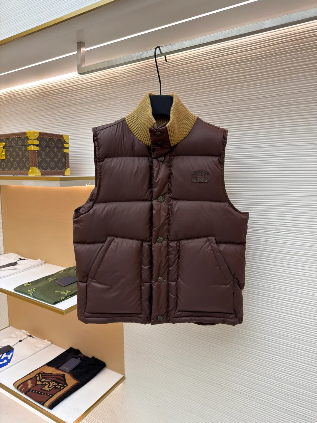 Celine Lightweight Sleeveless Down Jacket [Women's Clothing] ●Item No.: 1681071-C65 ●Fabric: Outer layer: nylon fabric; Inner layer: white duck down ●Technology: Mechanically filled with down ●Version: Fitted version ●Weight: about 440 grams ●Size: 36-38-40 ●Description: The fabric is made of 100% nylon (nylon). Its high-density structure achieves excellent windproof effect. It also has strong wear resistance and wrinkle resistance. It is scratch-free for daily wear and can be easily taken care of. The inner lining is made of 100% polyamide, which has a smooth texture and further enhances wearing comfort and freedom of movement. The TRIOMPHE signature patch is carefully crafted with high-density foam padding and embroidery technology. Each embroidery trace is precise and neat, and the back is lined and hemmed to ensure neatness inside and outside, the stitches are even and fine, the three-dimensional relief texture lasts as new, and the extraordinary creative spirit is demonstrated in every detail. The lining is fully hemmed, and the seams are flat and smooth, eliminating friction. Quilting encryption technology is implemented in key parts to effectively prevent down displacement and ensure that it maintains a uniform and fluffy shape for long-term wear. TRIOMPHE custom-made snap buttons, each snap button is firmly stitched, opens and closes smoothly, taking into account both practical function and exquisite aesthetics. The ribbed wool high collar is woven with fine wool and has moderate elasticity. It can closely fit the curve of the neck, achieve windproofing and warmth without leaving gaps, and gently care for sensitive skin. White duck down has high down content and excellent fluffiness. It is filled with a scientific ratio of duck down and polyester fiber, and combines the efficient temperature-locking properties of duck down with the long-lasting support of polyester fiber to create a lightweight, non-sense yet warm and reliable thermal insulation system, making it easier to keep out the cold. The overall wiring is straight and delicate, the fabric is comfortable and soft, and the color is consistent without color difference. It can be matched with the same style to create a fashionable look and control various occasions. Customized accessories, complete with three standards, same style for men and women!