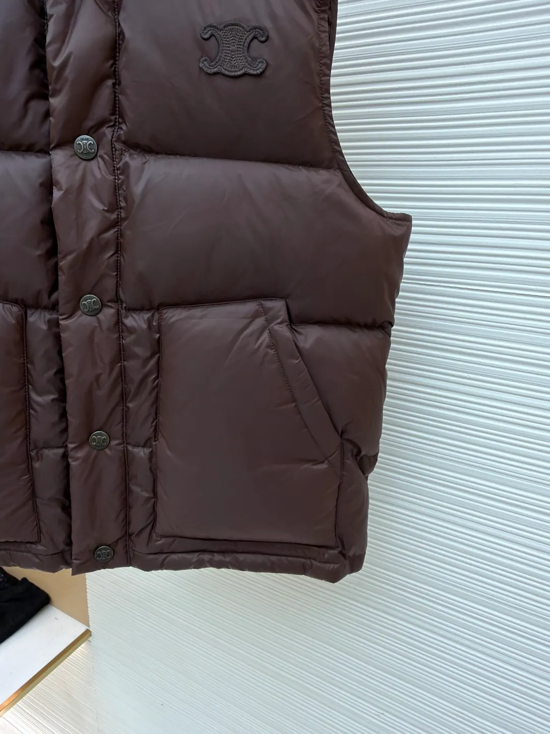 Celine Lightweight Sleeveless Down Jacket [Women's Clothing] ●Item No.: 1681071-C65 ●Fabric: Outer layer: nylon fabric; Inner layer: white duck down ●Technology: Mechanically filled with down ●Version: Fitted version ●Weight: about 440 grams ●Size: 36-38-40 ●Description: The fabric is made of 100% nylon (nylon). Its high-density structure achieves excellent windproof effect. It also has strong wear resistance and wrinkle resistance. It is scratch-free for daily wear and can be easily taken care of. The inner lining is made of 100% polyamide, which has a smooth texture and further enhances wearing comfort and freedom of movement. The TRIOMPHE signature patch is carefully crafted with high-density foam padding and embroidery technology. Each embroidery trace is precise and neat, and the back is lined and hemmed to ensure neatness inside and outside, the stitches are even and fine, the three-dimensional relief texture lasts as new, and the extraordinary creative spirit is demonstrated in every detail. The lining is fully hemmed, and the seams are flat and smooth, eliminating friction. Quilting encryption technology is implemented in key parts to effectively prevent down displacement and ensure that it maintains a uniform and fluffy shape for long-term wear. TRIOMPHE custom-made snap buttons, each snap button is firmly stitched, opens and closes smoothly, taking into account both practical function and exquisite aesthetics. The ribbed wool high collar is woven with fine wool and has moderate elasticity. It can closely fit the curve of the neck, achieve windproofing and warmth without leaving gaps, and gently care for sensitive skin. White duck down has high down content and excellent fluffiness. It is filled with a scientific ratio of duck down and polyester fiber, and combines the efficient temperature-locking properties of duck down with the long-lasting support of polyester fiber to create a lightweight, non-sense yet warm and reliable thermal insulation system, making it easier to keep out the cold. The overall wiring is straight and delicate, the fabric is comfortable and soft, and the color is consistent without color difference. It can be matched with the same style to create a fashionable look and control various occasions. Customized accessories, complete with three standards, same style for men and women!