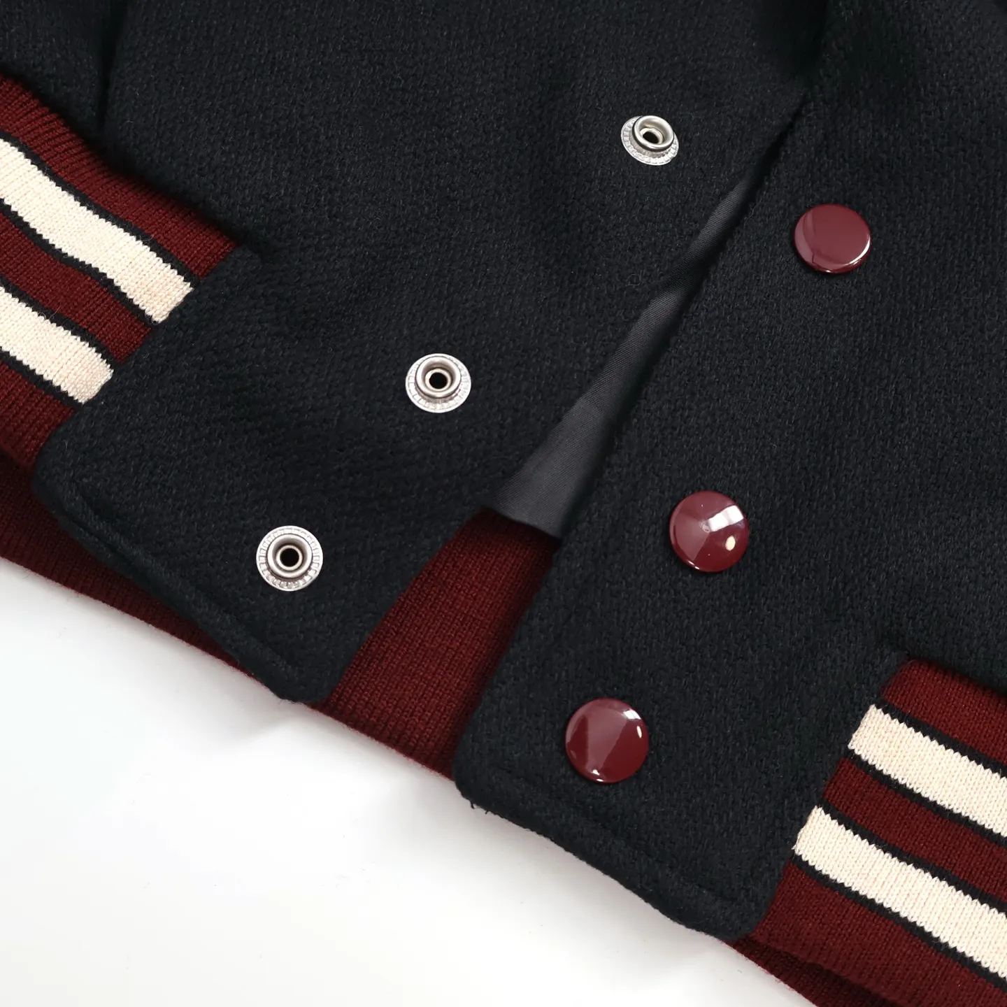 🅿️1160 [Exclusive supply] Celine wool sheepskin baseball jacket. The main body fabric is made of 90% pure wool woolen solid color processing. Wool threads are made on a flat machine. The sides of the shoulders are made of pure sheepskin dyed black and cut by hand. The sleeves are made of imported uncoated cotton sheepskin, and the two Cs on the front and back are embroidered with high-density seals. The color is consistent with the body leather. Silk lining Comes standard with dust bag. Size:46-48-50-52
