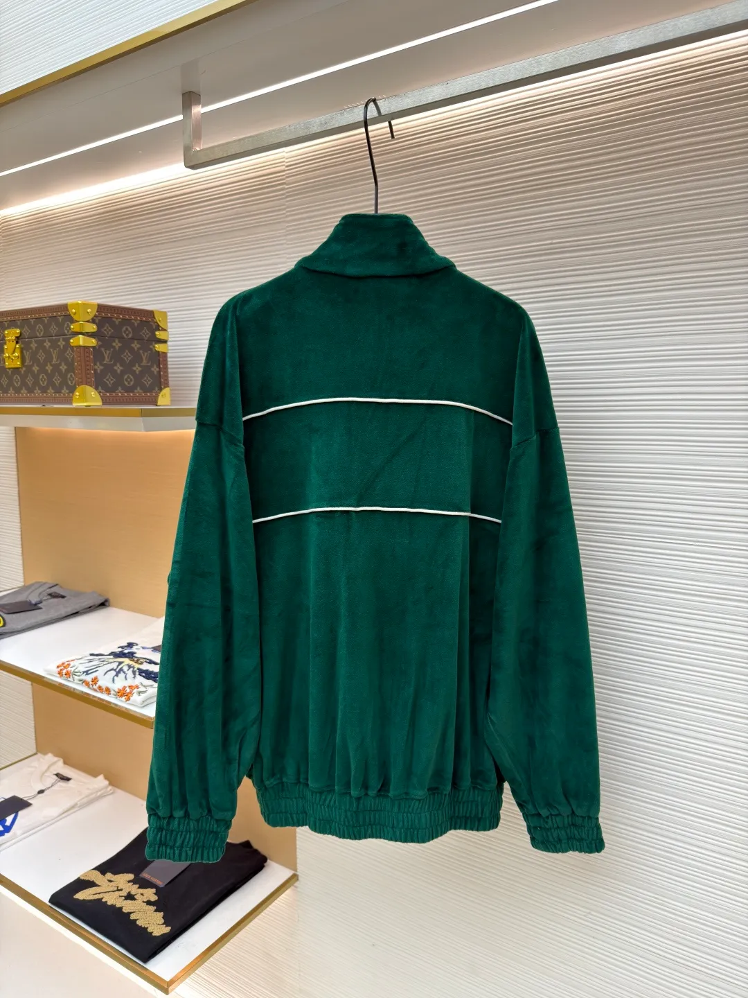 CELINE velvet letter jacket ●Original version: 13,000 purchased and developed ●Item number: 1681430-B25 ●Fabric: velvet fabric ●Technology: Pressed production ●Version: fitted version ●Weight: about 670 grams ●Size: XS-S-M-L ●Description: The fabric is made of 80% cotton + 20% polyester blended plain fabric. The AB color swatch is printed according to the Y version, and the bulk fabric is ordered and dyed. The loops on the surface of the fabric are raised using a 24-pipe napping machine. After raising, the nap is suctioned and sheared, just like the Y version. The pile height is 0.3cm. The pile components are all 100% cotton yarn. It is breathable and anti-static. It is different from the low-end versions of polyester fleece fabrics in the market. The front panel is embroidered with Tajima embroidery machine imported from Japan. The cotton mercerized thread is embroidered in multiple layers to embroider three-dimensional small chapter flowers. The bottom The surface is equipped with TPU film, which is manually positioned and pressed on the cut piece using a constant-temperature embossing machine. It is matched with 50s double-ply cotton plain weave pocket fabric. A small pendant with double C snap hardware is hung on the zipper. The entire stop is flat-carved with contrasting color extrusion strips, and all seams are small three-line and two-point seams. The overall wiring is straight and delicate, the fabric is comfortable and soft, and the color is consistent without color difference. It can be matched with the same style to create a fashionable look and control various occasions. Customized accessories, complete with three standards, same style for men and women!