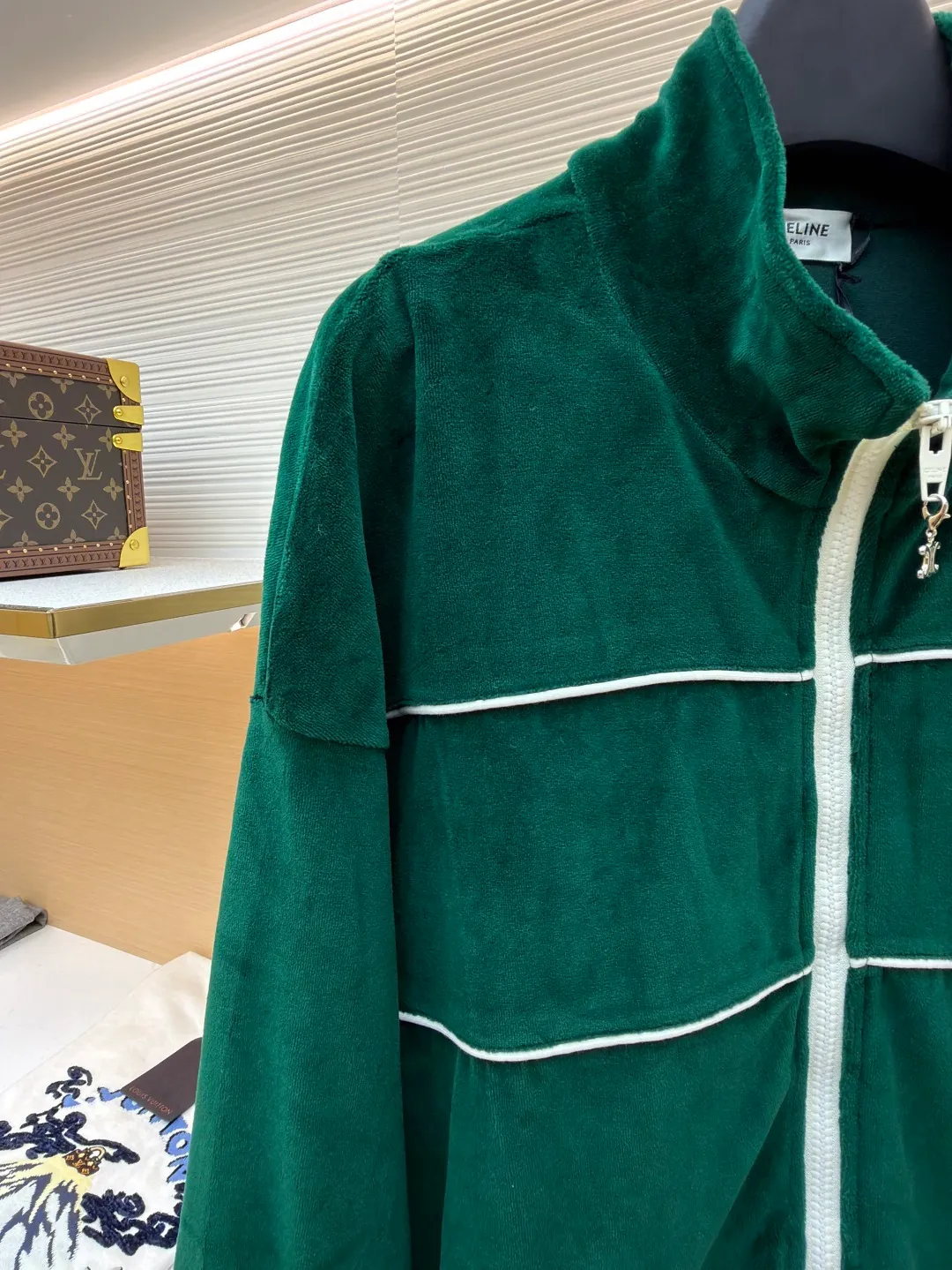 CELINE velvet letter jacket ●Original version: 13,000 purchased and developed ●Item number: 1681430-B25 ●Fabric: velvet fabric ●Technology: Pressed production ●Version: fitted version ●Weight: about 670 grams ●Size: XS-S-M-L ●Description: The fabric is made of 80% cotton + 20% polyester blended plain fabric. The AB color swatch is printed according to the Y version, and the bulk fabric is ordered and dyed. The loops on the surface of the fabric are raised using a 24-pipe napping machine. After raising, the nap is suctioned and sheared, just like the Y version. The pile height is 0.3cm. The pile components are all 100% cotton yarn. It is breathable and anti-static. It is different from the low-end versions of polyester fleece fabrics in the market. The front panel is embroidered with Tajima embroidery machine imported from Japan. The cotton mercerized thread is embroidered in multiple layers to embroider three-dimensional small chapter flowers. The bottom The surface is equipped with TPU film, which is manually positioned and pressed on the cut piece using a constant-temperature embossing machine. It is matched with 50s double-ply cotton plain weave pocket fabric. A small pendant with double C snap hardware is hung on the zipper. The entire stop is flat-carved with contrasting color extrusion strips, and all seams are small three-line and two-point seams. The overall wiring is straight and delicate, the fabric is comfortable and soft, and the color is consistent without color difference. It can be matched with the same style to create a fashionable look and control various occasions. Customized accessories, complete with three standards, same style for men and women!