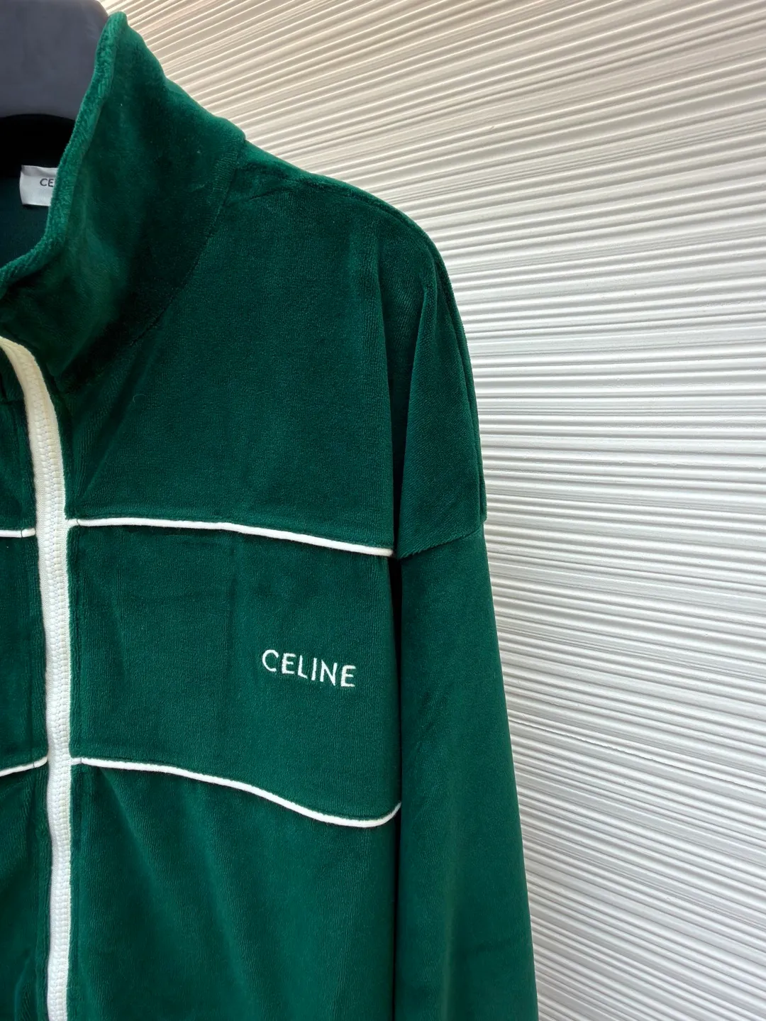CELINE velvet letter jacket ●Original version: 13,000 purchased and developed ●Item number: 1681430-B25 ●Fabric: velvet fabric ●Technology: Pressed production ●Version: fitted version ●Weight: about 670 grams ●Size: XS-S-M-L ●Description: The fabric is made of 80% cotton + 20% polyester blended plain fabric. The AB color swatch is printed according to the Y version, and the bulk fabric is ordered and dyed. The loops on the surface of the fabric are raised using a 24-pipe napping machine. After raising, the nap is suctioned and sheared, just like the Y version. The pile height is 0.3cm. The pile components are all 100% cotton yarn. It is breathable and anti-static. It is different from the low-end versions of polyester fleece fabrics in the market. The front panel is embroidered with Tajima embroidery machine imported from Japan. The cotton mercerized thread is embroidered in multiple layers to embroider three-dimensional small chapter flowers. The bottom The surface is equipped with TPU film, which is manually positioned and pressed on the cut piece using a constant-temperature embossing machine. It is matched with 50s double-ply cotton plain weave pocket fabric. A small pendant with double C snap hardware is hung on the zipper. The entire stop is flat-carved with contrasting color extrusion strips, and all seams are small three-line and two-point seams. The overall wiring is straight and delicate, the fabric is comfortable and soft, and the color is consistent without color difference. It can be matched with the same style to create a fashionable look and control various occasions. Customized accessories, complete with three standards, same style for men and women!