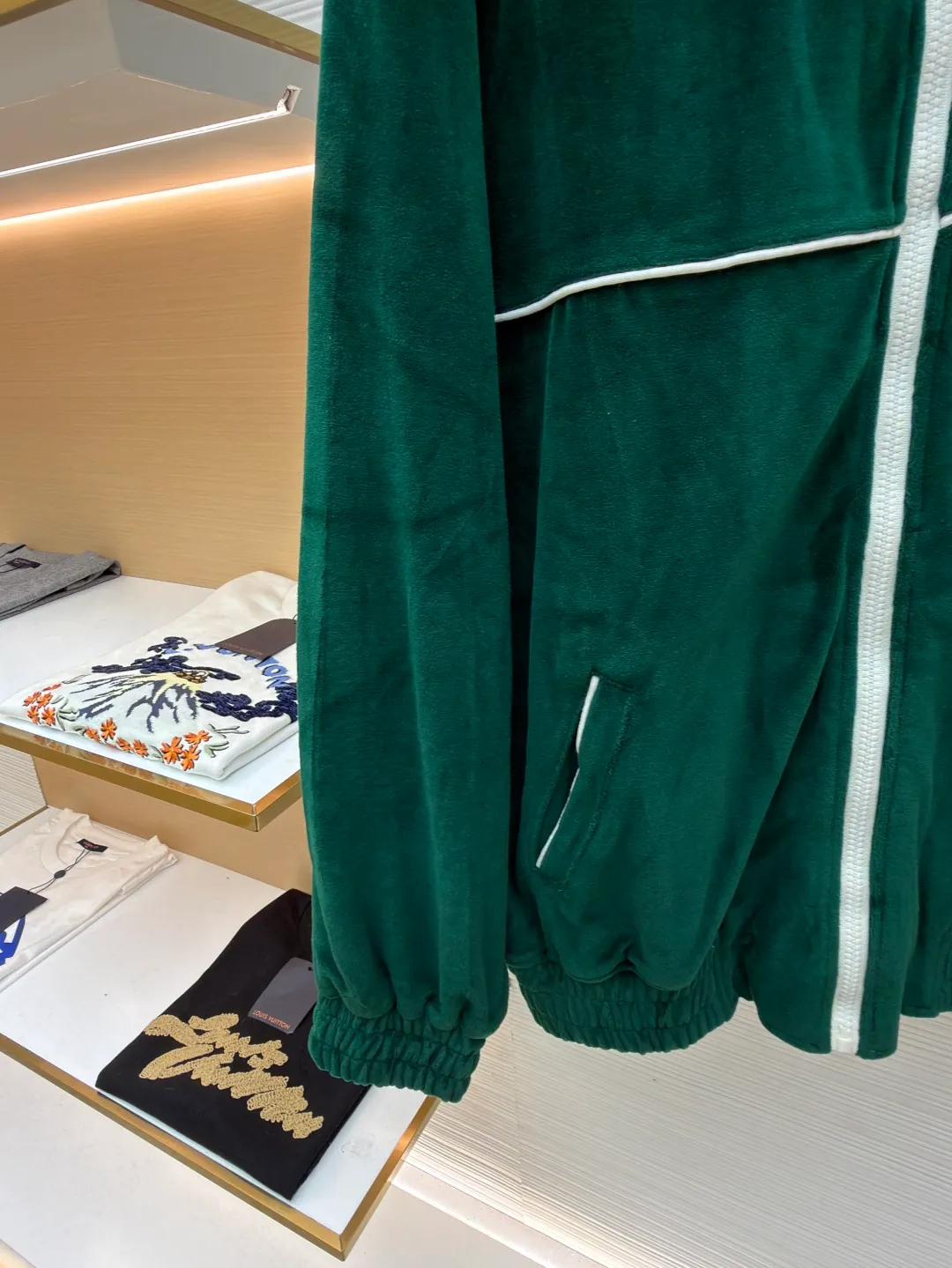 CELINE velvet letter jacket ●Original version: 13,000 purchased and developed ●Item number: 1681430-B25 ●Fabric: velvet fabric ●Technology: Pressed production ●Version: fitted version ●Weight: about 670 grams ●Size: XS-S-M-L ●Description: The fabric is made of 80% cotton + 20% polyester blended plain fabric. The AB color swatch is printed according to the Y version, and the bulk fabric is ordered and dyed. The loops on the surface of the fabric are raised using a 24-pipe napping machine. After raising, the nap is suctioned and sheared, just like the Y version. The pile height is 0.3cm. The pile components are all 100% cotton yarn. It is breathable and anti-static. It is different from the low-end versions of polyester fleece fabrics in the market. The front panel is embroidered with Tajima embroidery machine imported from Japan. The cotton mercerized thread is embroidered in multiple layers to embroider three-dimensional small chapter flowers. The bottom The surface is equipped with TPU film, which is manually positioned and pressed on the cut piece using a constant-temperature embossing machine. It is matched with 50s double-ply cotton plain weave pocket fabric. A small pendant with double C snap hardware is hung on the zipper. The entire stop is flat-carved with contrasting color extrusion strips, and all seams are small three-line and two-point seams. The overall wiring is straight and delicate, the fabric is comfortable and soft, and the color is consistent without color difference. It can be matched with the same style to create a fashionable look and control various occasions. Customized accessories, complete with three standards, same style for men and women!