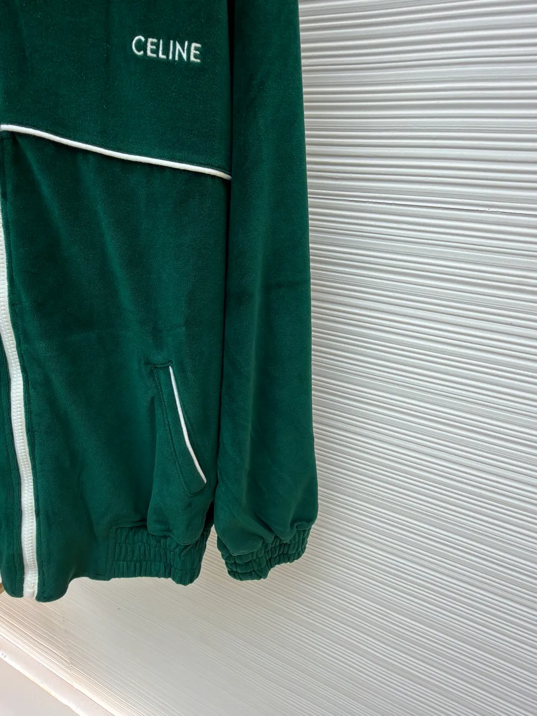 CELINE velvet letter jacket ●Original version: 13,000 purchased and developed ●Item number: 1681430-B25 ●Fabric: velvet fabric ●Technology: Pressed production ●Version: fitted version ●Weight: about 670 grams ●Size: XS-S-M-L ●Description: The fabric is made of 80% cotton + 20% polyester blended plain fabric. The AB color swatch is printed according to the Y version, and the bulk fabric is ordered and dyed. The loops on the surface of the fabric are raised using a 24-pipe napping machine. After raising, the nap is suctioned and sheared, just like the Y version. The pile height is 0.3cm. The pile components are all 100% cotton yarn. It is breathable and anti-static. It is different from the low-end versions of polyester fleece fabrics in the market. The front panel is embroidered with Tajima embroidery machine imported from Japan. The cotton mercerized thread is embroidered in multiple layers to embroider three-dimensional small chapter flowers. The bottom The surface is equipped with TPU film, which is manually positioned and pressed on the cut piece using a constant-temperature embossing machine. It is matched with 50s double-ply cotton plain weave pocket fabric. A small pendant with double C snap hardware is hung on the zipper. The entire stop is flat-carved with contrasting color extrusion strips, and all seams are small three-line and two-point seams. The overall wiring is straight and delicate, the fabric is comfortable and soft, and the color is consistent without color difference. It can be matched with the same style to create a fashionable look and control various occasions. Customized accessories, complete with three standards, same style for men and women!
