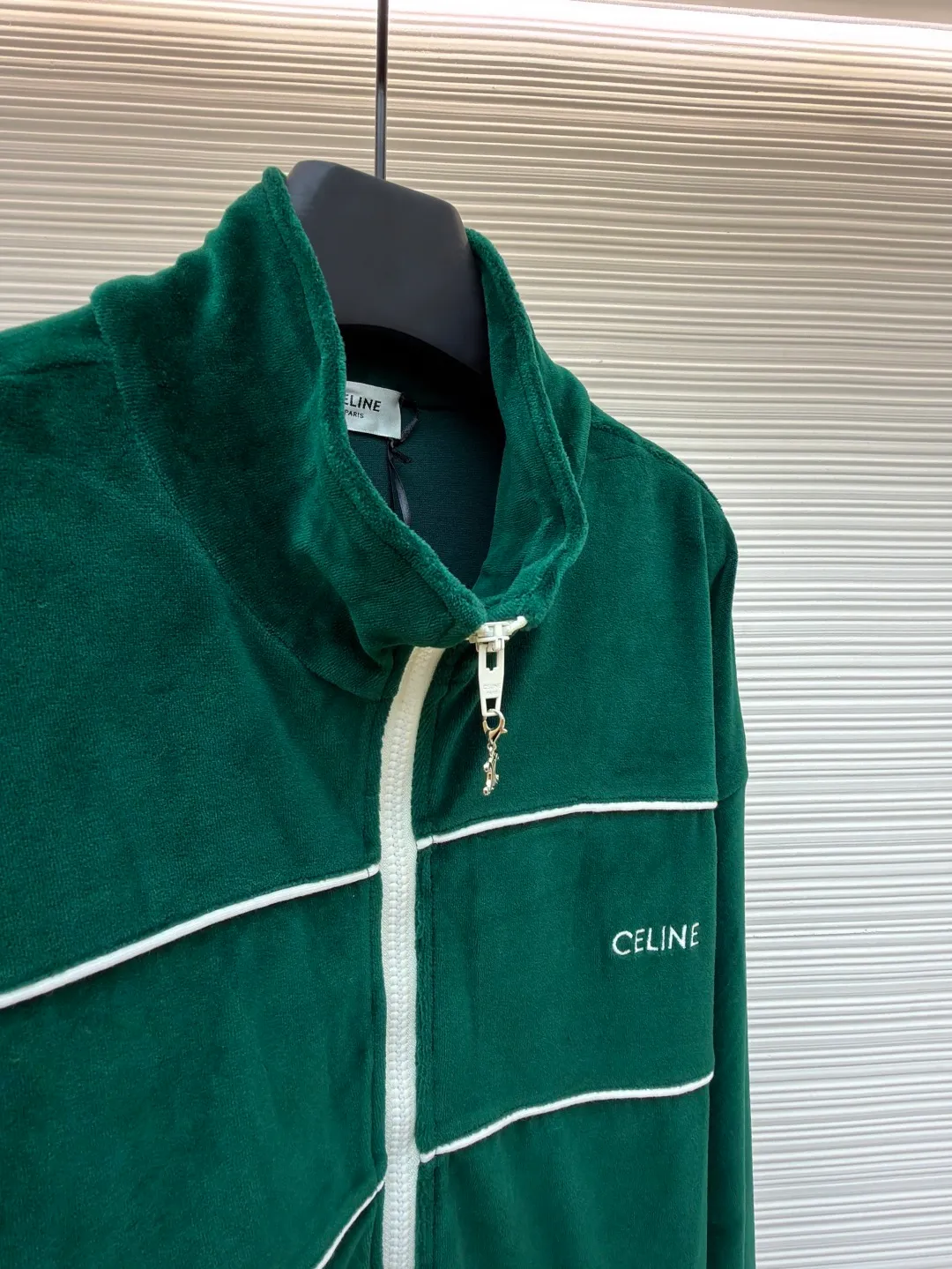 CELINE velvet letter jacket ●Original version: 13,000 purchased and developed ●Item number: 1681430-B25 ●Fabric: velvet fabric ●Technology: Pressed production ●Version: fitted version ●Weight: about 670 grams ●Size: XS-S-M-L ●Description: The fabric is made of 80% cotton + 20% polyester blended plain fabric. The AB color swatch is printed according to the Y version, and the bulk fabric is ordered and dyed. The loops on the surface of the fabric are raised using a 24-pipe napping machine. After raising, the nap is suctioned and sheared, just like the Y version. The pile height is 0.3cm. The pile components are all 100% cotton yarn. It is breathable and anti-static. It is different from the low-end versions of polyester fleece fabrics in the market. The front panel is embroidered with Tajima embroidery machine imported from Japan. The cotton mercerized thread is embroidered in multiple layers to embroider three-dimensional small chapter flowers. The bottom The surface is equipped with TPU film, which is manually positioned and pressed on the cut piece using a constant-temperature embossing machine. It is matched with 50s double-ply cotton plain weave pocket fabric. A small pendant with double C snap hardware is hung on the zipper. The entire stop is flat-carved with contrasting color extrusion strips, and all seams are small three-line and two-point seams. The overall wiring is straight and delicate, the fabric is comfortable and soft, and the color is consistent without color difference. It can be matched with the same style to create a fashionable look and control various occasions. Customized accessories, complete with three standards, same style for men and women!