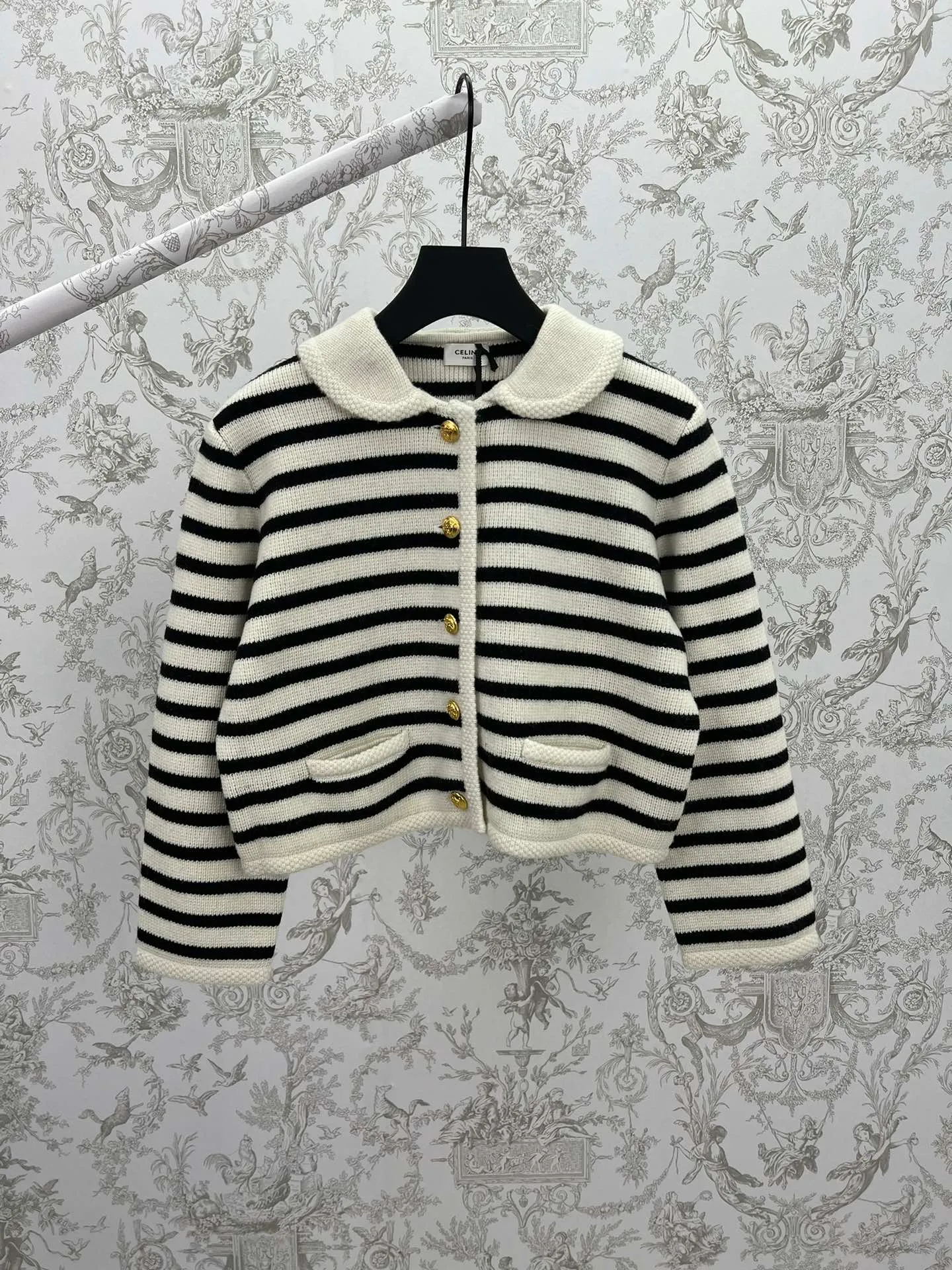 🅿️640 Celine 25ss cardigan jacket, classic Peter Pan collar, 2 suit pockets, woven piping details, 5 badge buttons, code number: S.M.L.XL.