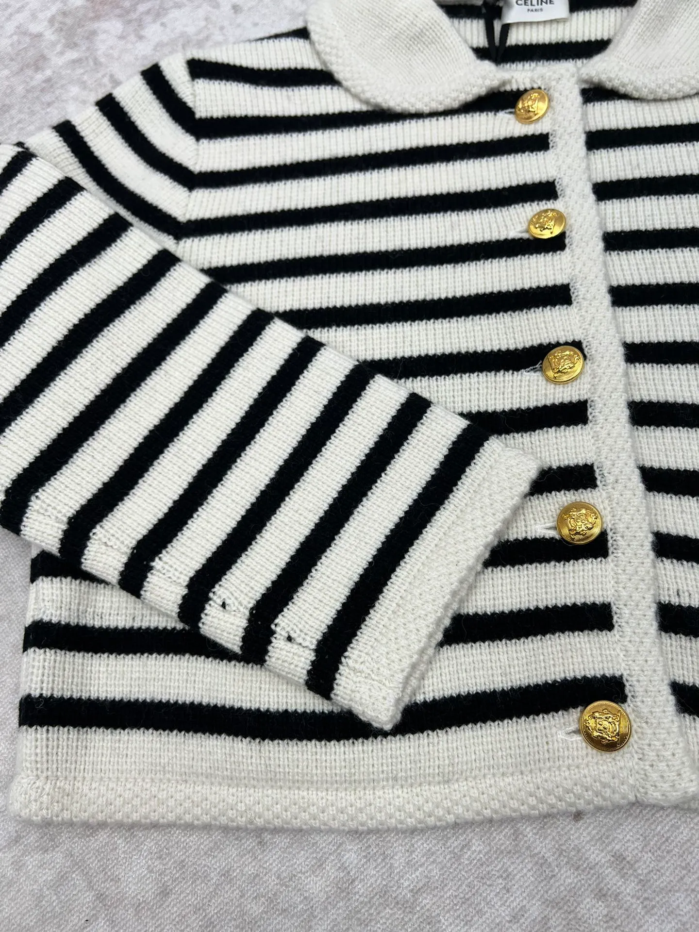 🅿️640 Celine 25ss cardigan jacket, classic Peter Pan collar, 2 suit pockets, woven piping details, 5 badge buttons, code number: S.M.L.XL.