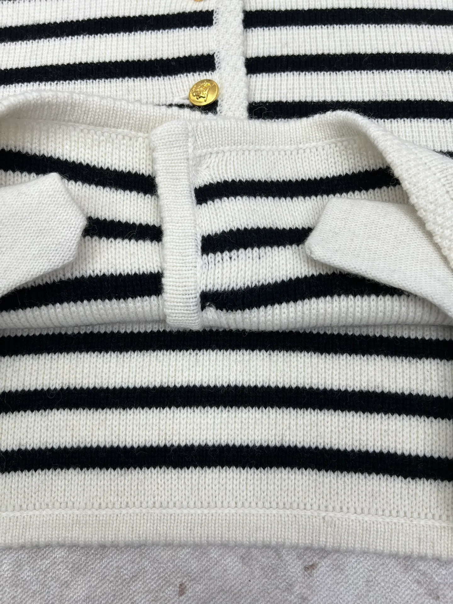 🅿️640 Celine 25ss cardigan jacket, classic Peter Pan collar, 2 suit pockets, woven piping details, 5 badge buttons, code number: S.M.L.XL.