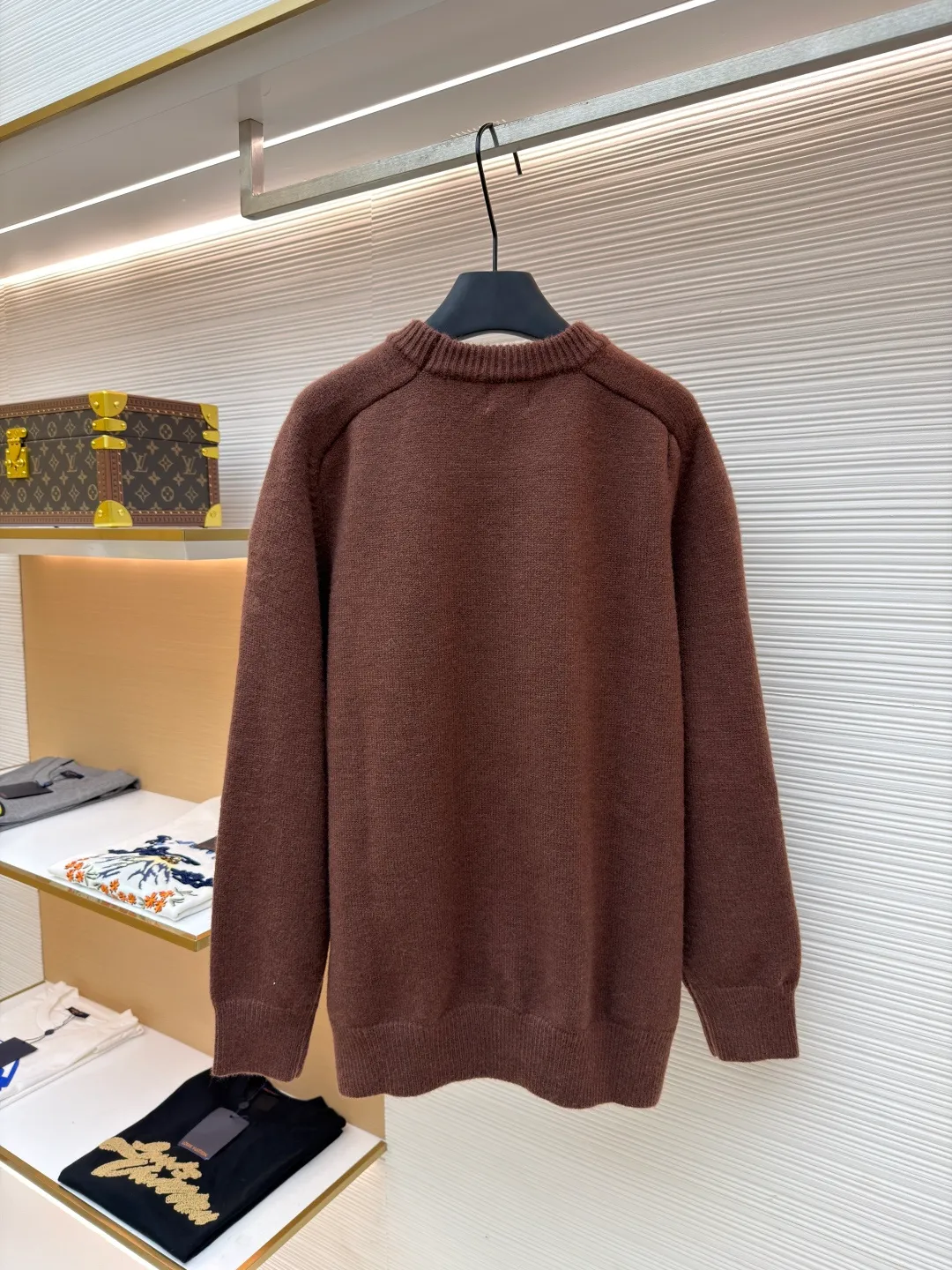 Celine Arc de Triomphe embroidered logo sweater ●Original version: Purchased and developed for 9900 ●Item number: 1681298-A45 ●Fabric: wool blended fabric ●Technology: 3D embroidery production ●Color: brown ●Version: fitted version ●Weight: about 725 grams ●Size: S-M-L-XL ●Description: Made of 35% wool, 15% cashmere, 50% cotton yarn. This fabric is soft and has a three-dimensional shape that won't change shape after being worn for a long time. The embroidery uses 3D three-dimensional embroidery, and the chest is embellished with the Arc de Triomphe embroidered logo. This style is machine-knitted with 7 needles, and the high-density thick stitching ensures warmth. Later process: washing and color fixation - fixed version - wool impurities. The overall wiring is straight and delicate, the fabric is comfortable and soft, and the color is consistent without color difference. It can be matched with the same style to create a fashionable look and control various occasions. Customized accessories, complete with three standards, same style for men and women!