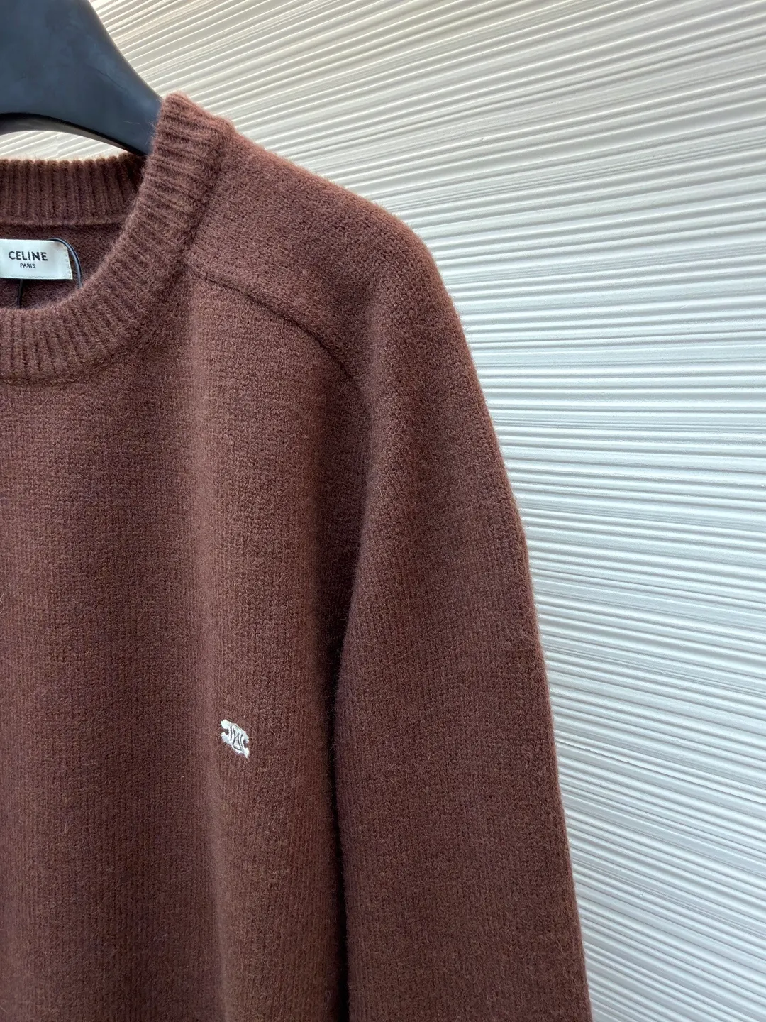 Celine Arc de Triomphe embroidered logo sweater ●Original version: Purchased and developed for 9900 ●Item number: 1681298-A45 ●Fabric: wool blended fabric ●Technology: 3D embroidery production ●Color: brown ●Version: fitted version ●Weight: about 725 grams ●Size: S-M-L-XL ●Description: Made of 35% wool, 15% cashmere, 50% cotton yarn. This fabric is soft and has a three-dimensional shape that won't change shape after being worn for a long time. The embroidery uses 3D three-dimensional embroidery, and the chest is embellished with the Arc de Triomphe embroidered logo. This style is machine-knitted with 7 needles, and the high-density thick stitching ensures warmth. Later process: washing and color fixation - fixed version - wool impurities. The overall wiring is straight and delicate, the fabric is comfortable and soft, and the color is consistent without color difference. It can be matched with the same style to create a fashionable look and control various occasions. Customized accessories, complete with three standards, same style for men and women!