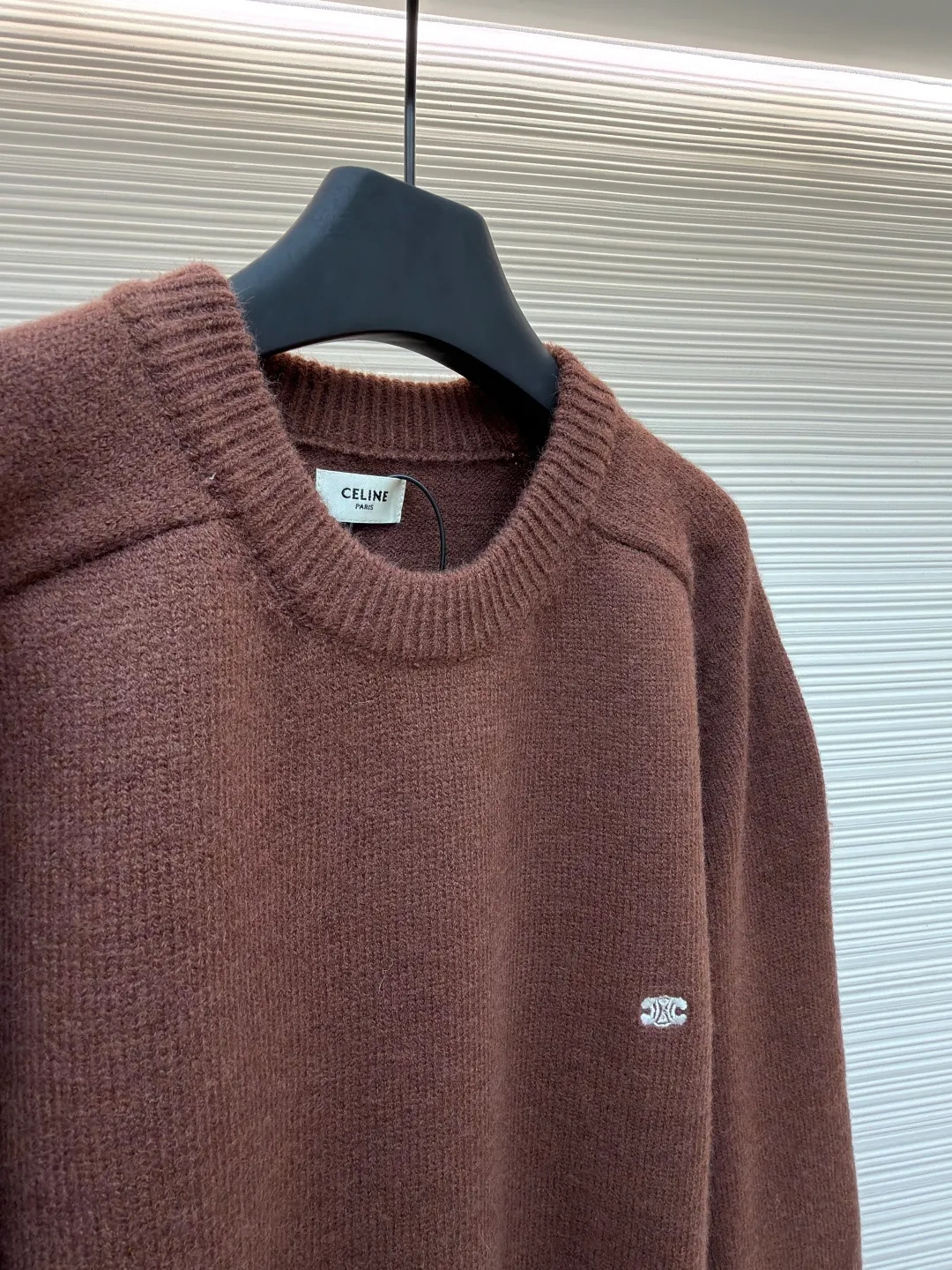 Celine Arc de Triomphe embroidered logo sweater ●Original version: Purchased and developed for 9900 ●Item number: 1681298-A45 ●Fabric: wool blended fabric ●Technology: 3D embroidery production ●Color: brown ●Version: fitted version ●Weight: about 725 grams ●Size: S-M-L-XL ●Description: Made of 35% wool, 15% cashmere, 50% cotton yarn. This fabric is soft and has a three-dimensional shape that won't change shape after being worn for a long time. The embroidery uses 3D three-dimensional embroidery, and the chest is embellished with the Arc de Triomphe embroidered logo. This style is machine-knitted with 7 needles, and the high-density thick stitching ensures warmth. Later process: washing and color fixation - fixed version - wool impurities. The overall wiring is straight and delicate, the fabric is comfortable and soft, and the color is consistent without color difference. It can be matched with the same style to create a fashionable look and control various occasions. Customized accessories, complete with three standards, same style for men and women!