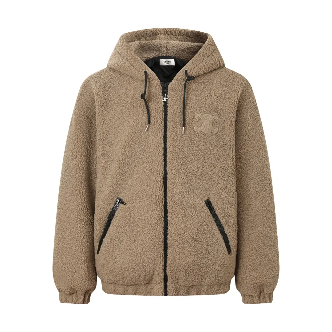 🅿️630 [Exclusive supply] Celine Arc de Triomphe lamb wool hooded jacket (khaki) The fabric is made of polyester filament and passed through a circular knitting machine. The warp and weft are woven into a double-sided knitted structure with flat loops on the front and back. The polar fleece fabric is formed after a series of processes such as dyeing, raising, carding, shearing, and polarization. The suede texture is soft and the fiber characteristics make it almost non-absorbent. It can quickly drain sweat to the outer layer of the fabric and evaporate quickly, maintaining good breathability. The suede surface can lock the air and form a stagnant air layer around the body, effectively preventing heat loss and providing good warmth retention properties. The inner quilting uses a quilted cannage pattern. The sewing engineer accurately adjusts the machine's speed and stitch density to ensure smooth and even stitches during the operation. After completion, regular diagonal quilting lines will be formed, which will inadvertently enhance the overall texture when putting it on and taking it off. The fabric and padding material are tightly fixed to the frame of the embroidery machine. The embroidery machine uses sparse stitches along the padding layer's pattern to outline the filling area of ​​the pattern, and then runs the overlay layer's pattern, using dense stitches to perfectly cover the foam padding layer, thus forming a slightly raised Arc de Triomphe shape. After final finishing, the edges of the patch are burr-free and the pattern is clear. Size:S-M-L-XL