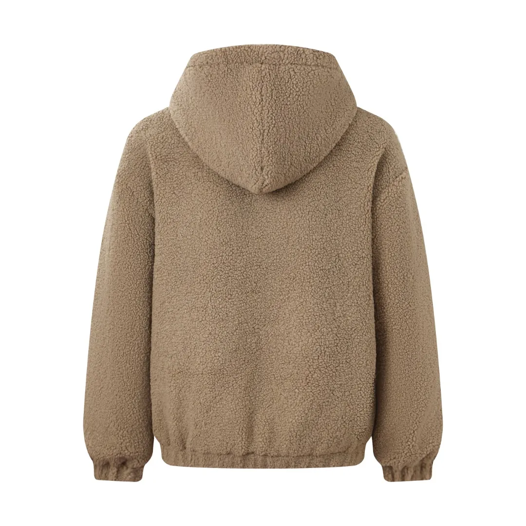 🅿️630 [Exclusive supply] Celine Arc de Triomphe lamb wool hooded jacket (khaki) The fabric is made of polyester filament and passed through a circular knitting machine. The warp and weft are woven into a double-sided knitted structure with flat loops on the front and back. The polar fleece fabric is formed after a series of processes such as dyeing, raising, carding, shearing, and polarization. The suede texture is soft and the fiber characteristics make it almost non-absorbent. It can quickly drain sweat to the outer layer of the fabric and evaporate quickly, maintaining good breathability. The suede surface can lock the air and form a stagnant air layer around the body, effectively preventing heat loss and providing good warmth retention properties. The inner quilting uses a quilted cannage pattern. The sewing engineer accurately adjusts the machine's speed and stitch density to ensure smooth and even stitches during the operation. After completion, regular diagonal quilting lines will be formed, which will inadvertently enhance the overall texture when putting it on and taking it off. The fabric and padding material are tightly fixed to the frame of the embroidery machine. The embroidery machine uses sparse stitches along the padding layer's pattern to outline the filling area of ​​the pattern, and then runs the overlay layer's pattern, using dense stitches to perfectly cover the foam padding layer, thus forming a slightly raised Arc de Triomphe shape. After final finishing, the edges of the patch are burr-free and the pattern is clear. Size:S-M-L-XL