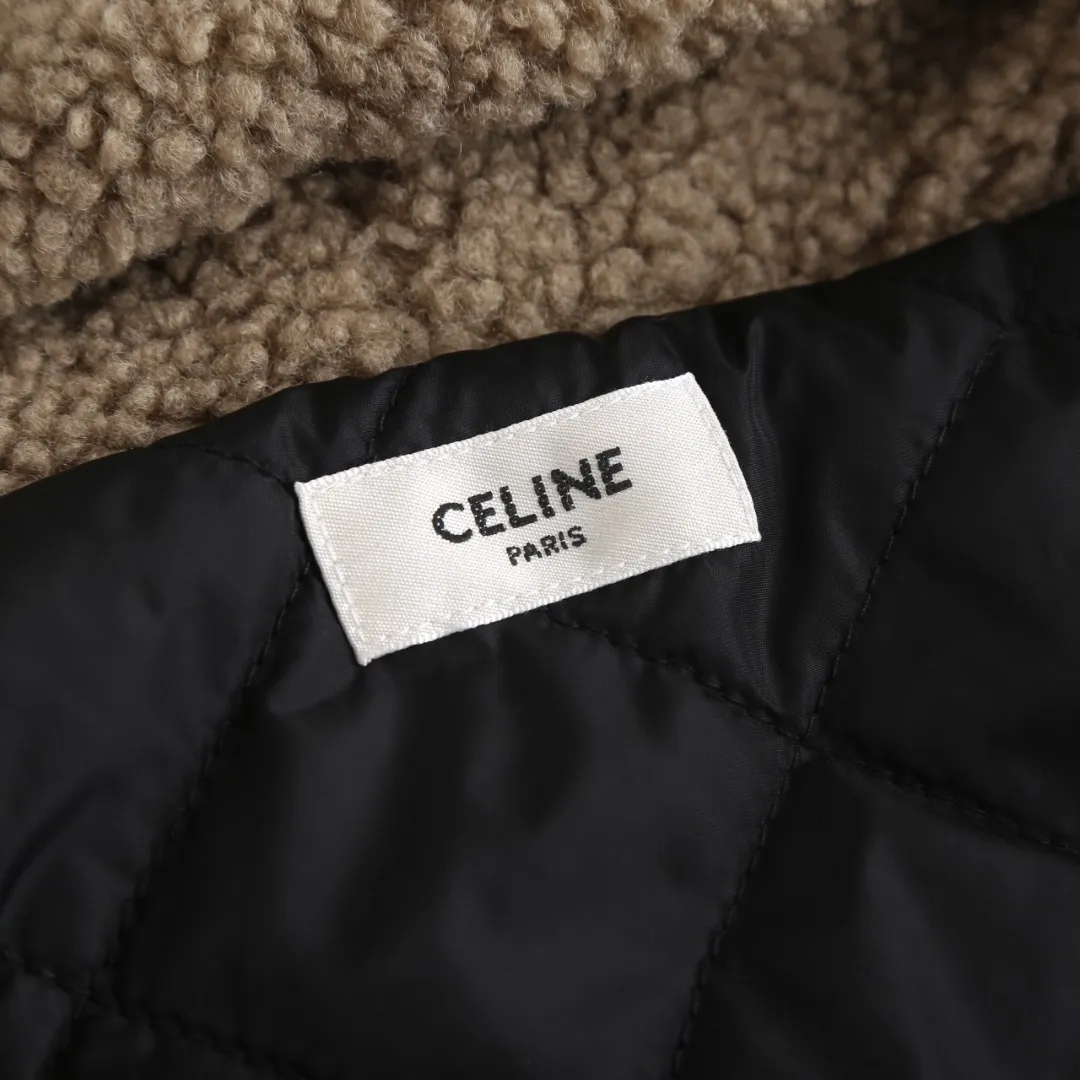 🅿️630 [Exclusive supply] Celine Arc de Triomphe lamb wool hooded jacket (khaki) The fabric is made of polyester filament and passed through a circular knitting machine. The warp and weft are woven into a double-sided knitted structure with flat loops on the front and back. The polar fleece fabric is formed after a series of processes such as dyeing, raising, carding, shearing, and polarization. The suede texture is soft and the fiber characteristics make it almost non-absorbent. It can quickly drain sweat to the outer layer of the fabric and evaporate quickly, maintaining good breathability. The suede surface can lock the air and form a stagnant air layer around the body, effectively preventing heat loss and providing good warmth retention properties. The inner quilting uses a quilted cannage pattern. The sewing engineer accurately adjusts the machine's speed and stitch density to ensure smooth and even stitches during the operation. After completion, regular diagonal quilting lines will be formed, which will inadvertently enhance the overall texture when putting it on and taking it off. The fabric and padding material are tightly fixed to the frame of the embroidery machine. The embroidery machine uses sparse stitches along the padding layer's pattern to outline the filling area of ​​the pattern, and then runs the overlay layer's pattern, using dense stitches to perfectly cover the foam padding layer, thus forming a slightly raised Arc de Triomphe shape. After final finishing, the edges of the patch are burr-free and the pattern is clear. Size:S-M-L-XL