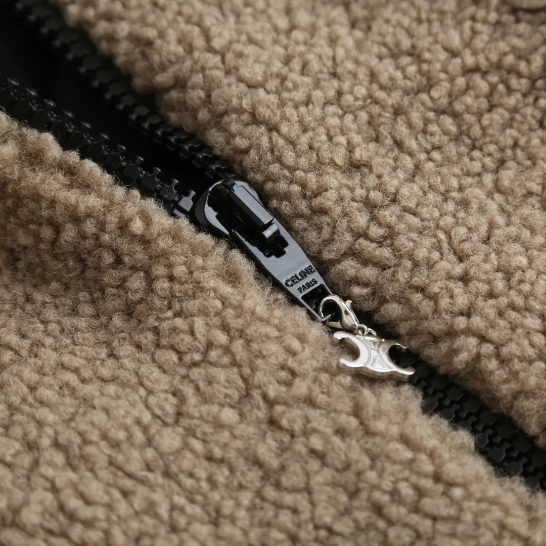 🅿️630 [Exclusive supply] Celine Arc de Triomphe lamb wool hooded jacket (khaki) The fabric is made of polyester filament and passed through a circular knitting machine. The warp and weft are woven into a double-sided knitted structure with flat loops on the front and back. The polar fleece fabric is formed after a series of processes such as dyeing, raising, carding, shearing, and polarization. The suede texture is soft and the fiber characteristics make it almost non-absorbent. It can quickly drain sweat to the outer layer of the fabric and evaporate quickly, maintaining good breathability. The suede surface can lock the air and form a stagnant air layer around the body, effectively preventing heat loss and providing good warmth retention properties. The inner quilting uses a quilted cannage pattern. The sewing engineer accurately adjusts the machine's speed and stitch density to ensure smooth and even stitches during the operation. After completion, regular diagonal quilting lines will be formed, which will inadvertently enhance the overall texture when putting it on and taking it off. The fabric and padding material are tightly fixed to the frame of the embroidery machine. The embroidery machine uses sparse stitches along the padding layer's pattern to outline the filling area of ​​the pattern, and then runs the overlay layer's pattern, using dense stitches to perfectly cover the foam padding layer, thus forming a slightly raised Arc de Triomphe shape. After final finishing, the edges of the patch are burr-free and the pattern is clear. Size:S-M-L-XL