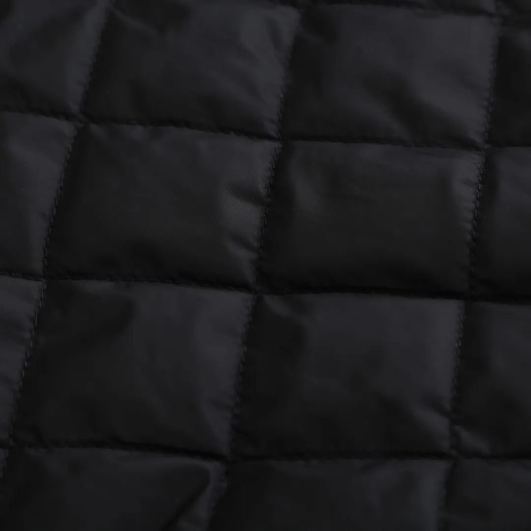 🅿️630 [Exclusive supply] Celine Arc de Triomphe lamb wool hooded jacket (khaki) The fabric is made of polyester filament and passed through a circular knitting machine. The warp and weft are woven into a double-sided knitted structure with flat loops on the front and back. The polar fleece fabric is formed after a series of processes such as dyeing, raising, carding, shearing, and polarization. The suede texture is soft and the fiber characteristics make it almost non-absorbent. It can quickly drain sweat to the outer layer of the fabric and evaporate quickly, maintaining good breathability. The suede surface can lock the air and form a stagnant air layer around the body, effectively preventing heat loss and providing good warmth retention properties. The inner quilting uses a quilted cannage pattern. The sewing engineer accurately adjusts the machine's speed and stitch density to ensure smooth and even stitches during the operation. After completion, regular diagonal quilting lines will be formed, which will inadvertently enhance the overall texture when putting it on and taking it off. The fabric and padding material are tightly fixed to the frame of the embroidery machine. The embroidery machine uses sparse stitches along the padding layer's pattern to outline the filling area of ​​the pattern, and then runs the overlay layer's pattern, using dense stitches to perfectly cover the foam padding layer, thus forming a slightly raised Arc de Triomphe shape. After final finishing, the edges of the patch are burr-free and the pattern is clear. Size:S-M-L-XL