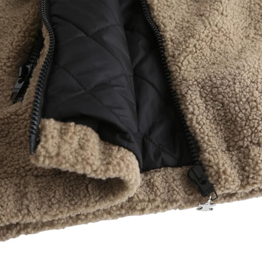 🅿️630 [Exclusive supply] Celine Arc de Triomphe lamb wool hooded jacket (khaki) The fabric is made of polyester filament and passed through a circular knitting machine. The warp and weft are woven into a double-sided knitted structure with flat loops on the front and back. The polar fleece fabric is formed after a series of processes such as dyeing, raising, carding, shearing, and polarization. The suede texture is soft and the fiber characteristics make it almost non-absorbent. It can quickly drain sweat to the outer layer of the fabric and evaporate quickly, maintaining good breathability. The suede surface can lock the air and form a stagnant air layer around the body, effectively preventing heat loss and providing good warmth retention properties. The inner quilting uses a quilted cannage pattern. The sewing engineer accurately adjusts the machine's speed and stitch density to ensure smooth and even stitches during the operation. After completion, regular diagonal quilting lines will be formed, which will inadvertently enhance the overall texture when putting it on and taking it off. The fabric and padding material are tightly fixed to the frame of the embroidery machine. The embroidery machine uses sparse stitches along the padding layer's pattern to outline the filling area of ​​the pattern, and then runs the overlay layer's pattern, using dense stitches to perfectly cover the foam padding layer, thus forming a slightly raised Arc de Triomphe shape. After final finishing, the edges of the patch are burr-free and the pattern is clear. Size:S-M-L-XL