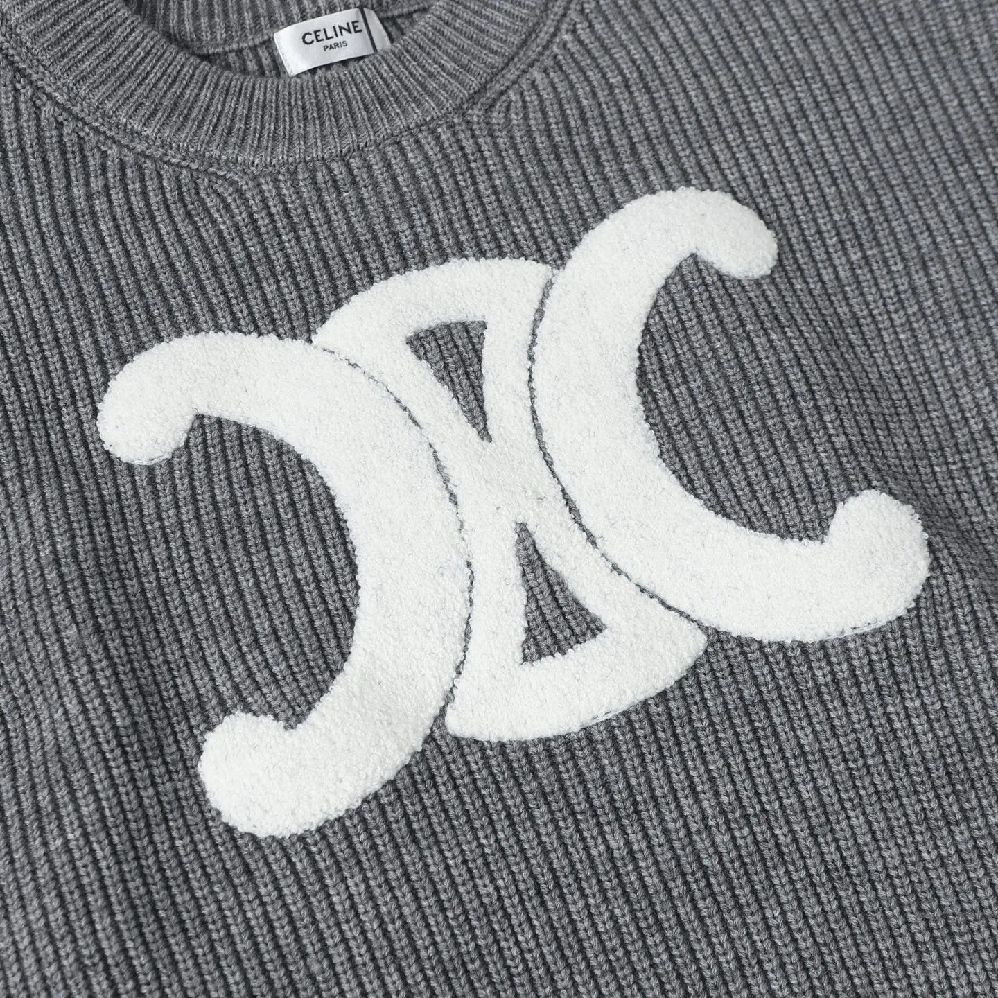 🅿️370 Celine/Celine 25Fw early autumn new Arc de Triomphe logo cardigan exclusively developed by yb! High quality production! Three-dimensional towel embroidered Arc de Triomphe heavyweight 100% imported wool yarn, the texture is invincible, come to those who know the stuff! The classic version has a lazy retro temperament, a preppy style for younger girls, and the upper body is versatile, handsome and fashionable! A must-have high-end item for Bai Fumei! The pattern doesn’t make your upper body look slimmer! Highly recommended for self-retention Color: Navy/Grey Size: S M L