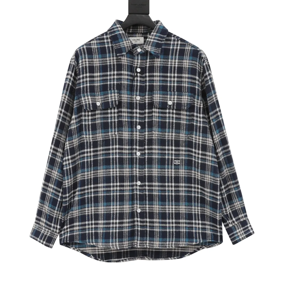 🅿️660 Celine CE Arc de Triomphe Blue Plaid Jacket Customized 1:1 pure cotton yarn-dyed brushed plaid material, imported machine embroidery technology, infrared positioning cutting machine, through infrared transmitter and infrared receiver to achieve precise positioning of the material to meet the effect of high-precision cutting of plaid alignment (material loss is extremely high, an average of 15 points per piece is lost, which is time-consuming and labor-intensive, please see the real chapter for details), It adopts the side-turning and buried clamping sewing process, which is smooth and tidy. The template machine opens the bag. The preset template guides the position, shape and size of the bag. The accuracy ensures the quality of the bag opening effect. Loose version Size: 38-41