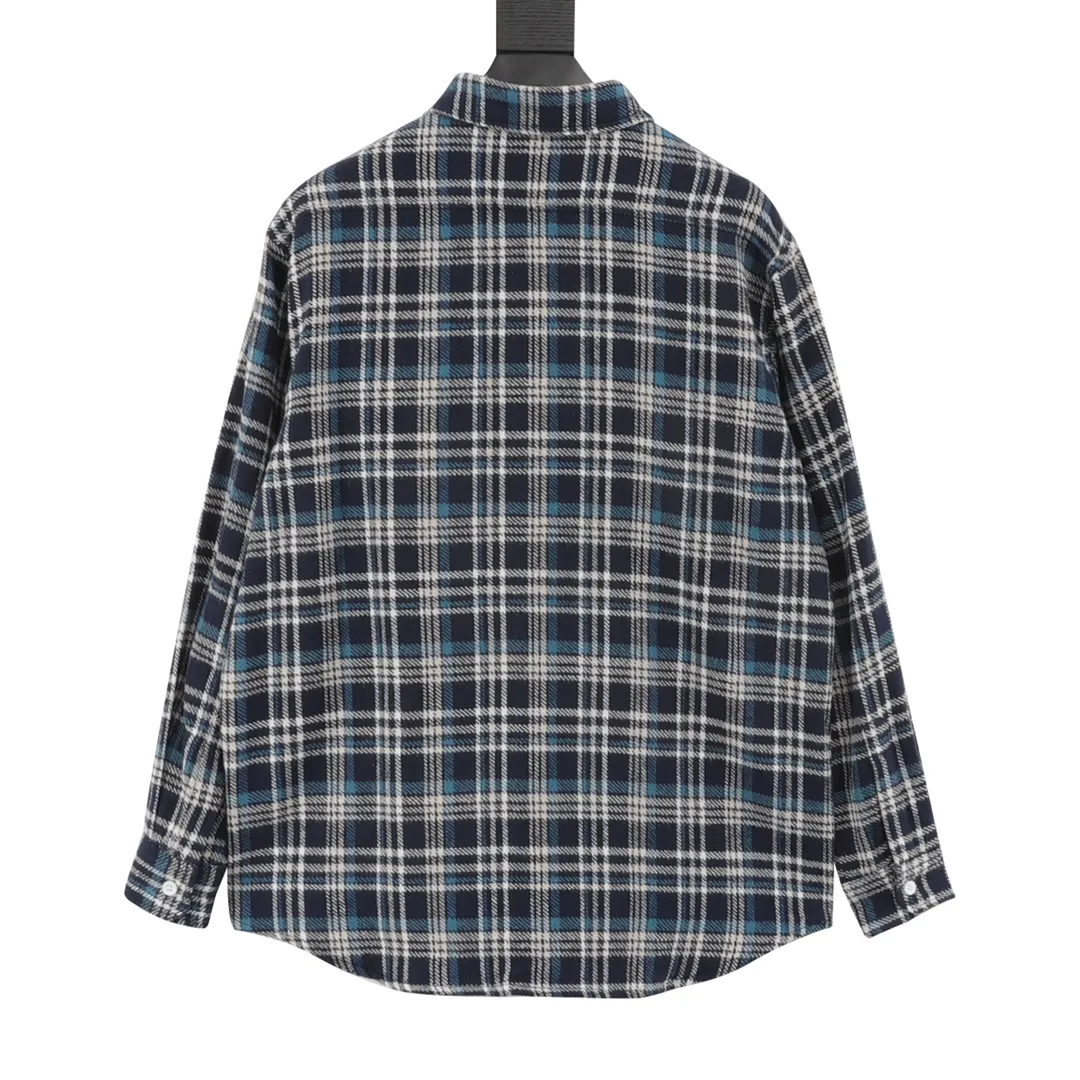 🅿️660 Celine CE Arc de Triomphe Blue Plaid Jacket Customized 1:1 pure cotton yarn-dyed brushed plaid material, imported machine embroidery technology, infrared positioning cutting machine, through infrared transmitter and infrared receiver to achieve precise positioning of the material to meet the effect of high-precision cutting of plaid alignment (material loss is extremely high, an average of 15 points per piece is lost, which is time-consuming and labor-intensive, please see the real chapter for details), It adopts the side-turning and buried clamping sewing process, which is smooth and tidy. The template machine opens the bag. The preset template guides the position, shape and size of the bag. The accuracy ensures the quality of the bag opening effect. Loose version Size: 38-41