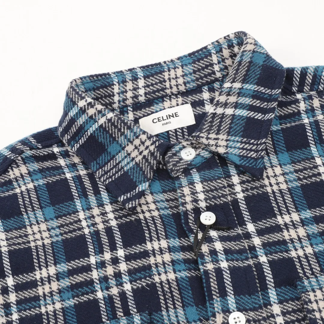 🅿️660 Celine CE Arc de Triomphe Blue Plaid Jacket Customized 1:1 pure cotton yarn-dyed brushed plaid material, imported machine embroidery technology, infrared positioning cutting machine, through infrared transmitter and infrared receiver to achieve precise positioning of the material to meet the effect of high-precision cutting of plaid alignment (material loss is extremely high, an average of 15 points per piece is lost, which is time-consuming and labor-intensive, please see the real chapter for details), It adopts the side-turning and buried clamping sewing process, which is smooth and tidy. The template machine opens the bag. The preset template guides the position, shape and size of the bag. The accuracy ensures the quality of the bag opening effect. Loose version Size: 38-41
