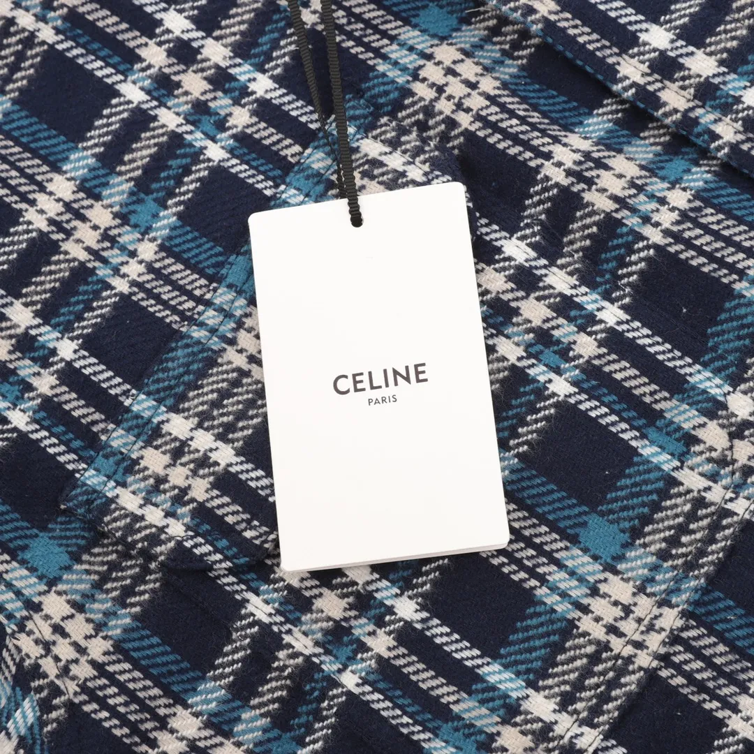 🅿️660 Celine CE Arc de Triomphe Blue Plaid Jacket Customized 1:1 pure cotton yarn-dyed brushed plaid material, imported machine embroidery technology, infrared positioning cutting machine, through infrared transmitter and infrared receiver to achieve precise positioning of the material to meet the effect of high-precision cutting of plaid alignment (material loss is extremely high, an average of 15 points per piece is lost, which is time-consuming and labor-intensive, please see the real chapter for details), It adopts the side-turning and buried clamping sewing process, which is smooth and tidy. The template machine opens the bag. The preset template guides the position, shape and size of the bag. The accuracy ensures the quality of the bag opening effect. Loose version Size: 38-41