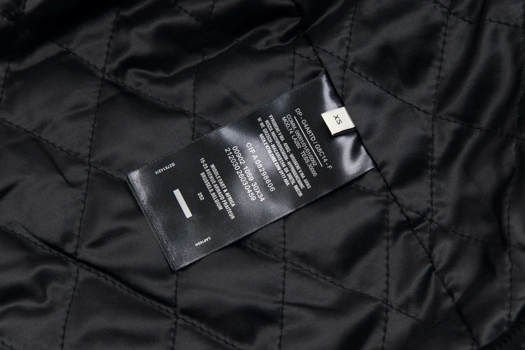 🅿️450 Celine corduroy zipper jacket. The fabric is made of 100% cotton 14-pit non-elastic and Tencel lining 1400 cotton. The letters are customized with wool superfiber. Each letter needs to be molded by computer. It is punched and positioned to ensure that the size and spacing of each letter are consistent. Each letter is positioned using an imported embroidery machine. The mold is opened to customize the Celine bronze Y tooth zipper. size：XS S M L