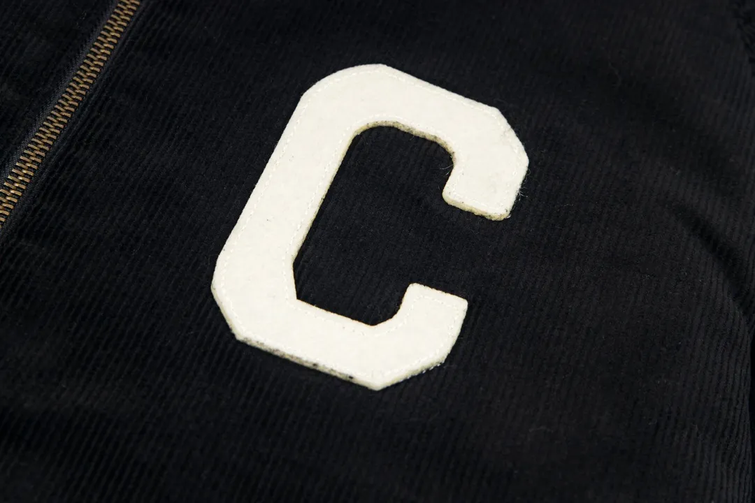 🅿️450 Celine corduroy zipper jacket. The fabric is made of 100% cotton 14-pit non-elastic and Tencel lining 1400 cotton. The letters are customized with wool superfiber. Each letter needs to be molded by computer. It is punched and positioned to ensure that the size and spacing of each letter are consistent. Each letter is positioned using an imported embroidery machine. The mold is opened to customize the Celine bronze Y tooth zipper. size：XS S M L