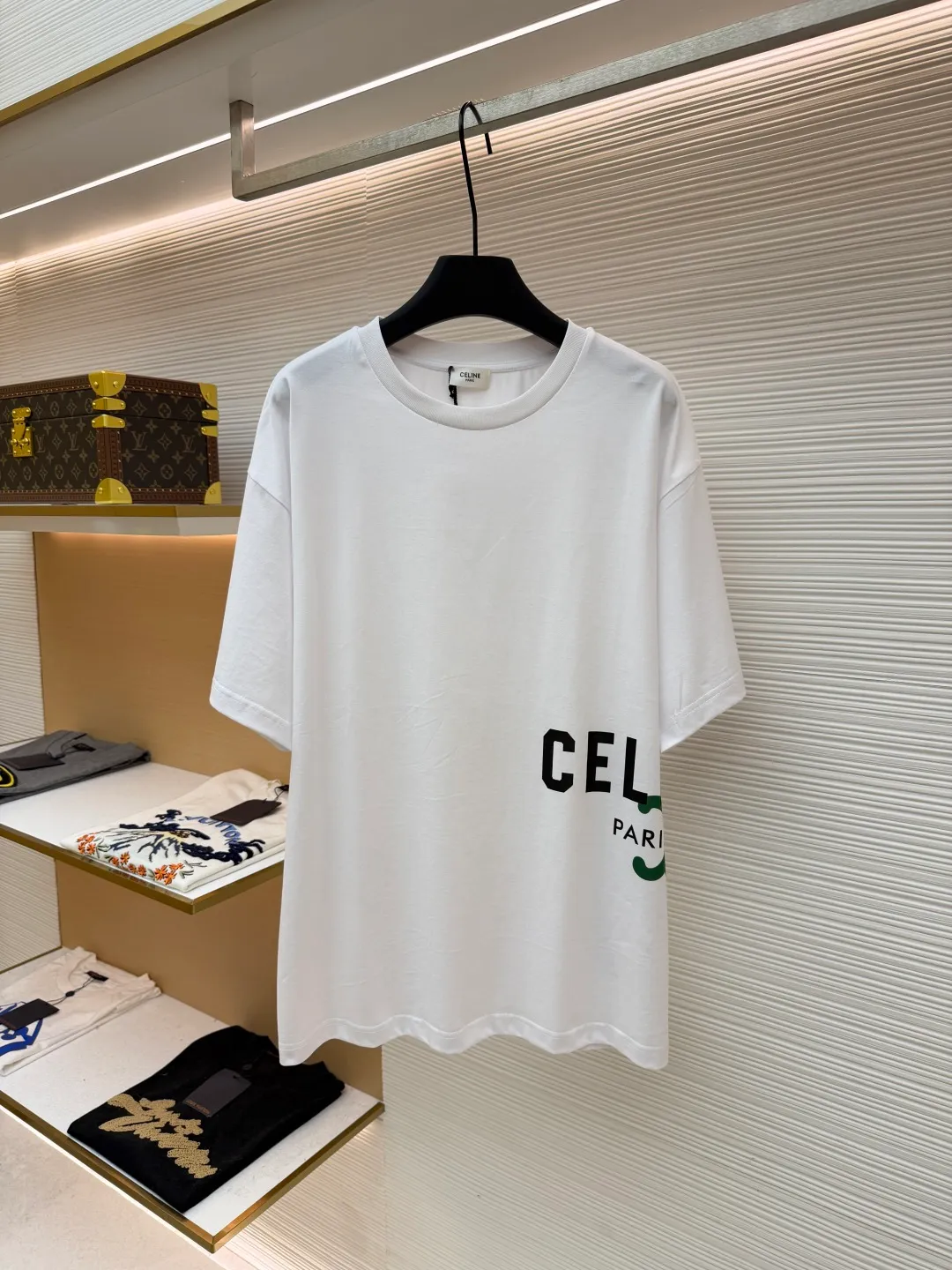 Celine Colorful Triumph Printed Round Neck Short Sleeve ●Original version: Purchased and developed by 2508 ●Item number: 1681881-A05 ●Fabric: long-staple cotton fabric ●Technology: glue printing production ●Color: white ●Version: fitted version ●Weight: about 210 grams ●Size: XS-S-M-L ●Description: Made of 50S double-strand mercerized cotton, weight 165g; matched with 32S 1×1 pull frame thread, 300g. The finer the yarn and the higher the count, the softer, smoother and finer the resulting fabric is usually. Two yarns are used and twisted together. Doing so can enhance the strength and durability of the fabric and give it a fuller feel. Cotton fibers are treated with concentrated caustic soda solution to smooth the fiber surface and increase the gloss and softness of the fabric. High-quality environmentally friendly elastic glue not only has good printing performance and adhesion, but also ensures the clarity and color brightness of the printed pattern. With excellent elasticity and environmental protection properties, it can form lasting and bright printing effects on various fabrics. The advantage of this process is that the color saturation is extremely high, which can achieve bright and bright visual effects, and is especially suitable for covering dark fabrics; the pattern has a distinct touch and a unique texture; and because the slurry seals the fibers, it is more resistant to washing and wear than ordinary dye printing. The overall wiring is straight and delicate, the fabric is comfortable and soft, and the color is consistent without color difference. It can be matched with the same style to create a fashionable look and control various occasions. Customized accessories, complete with three standards, same style for men and women!