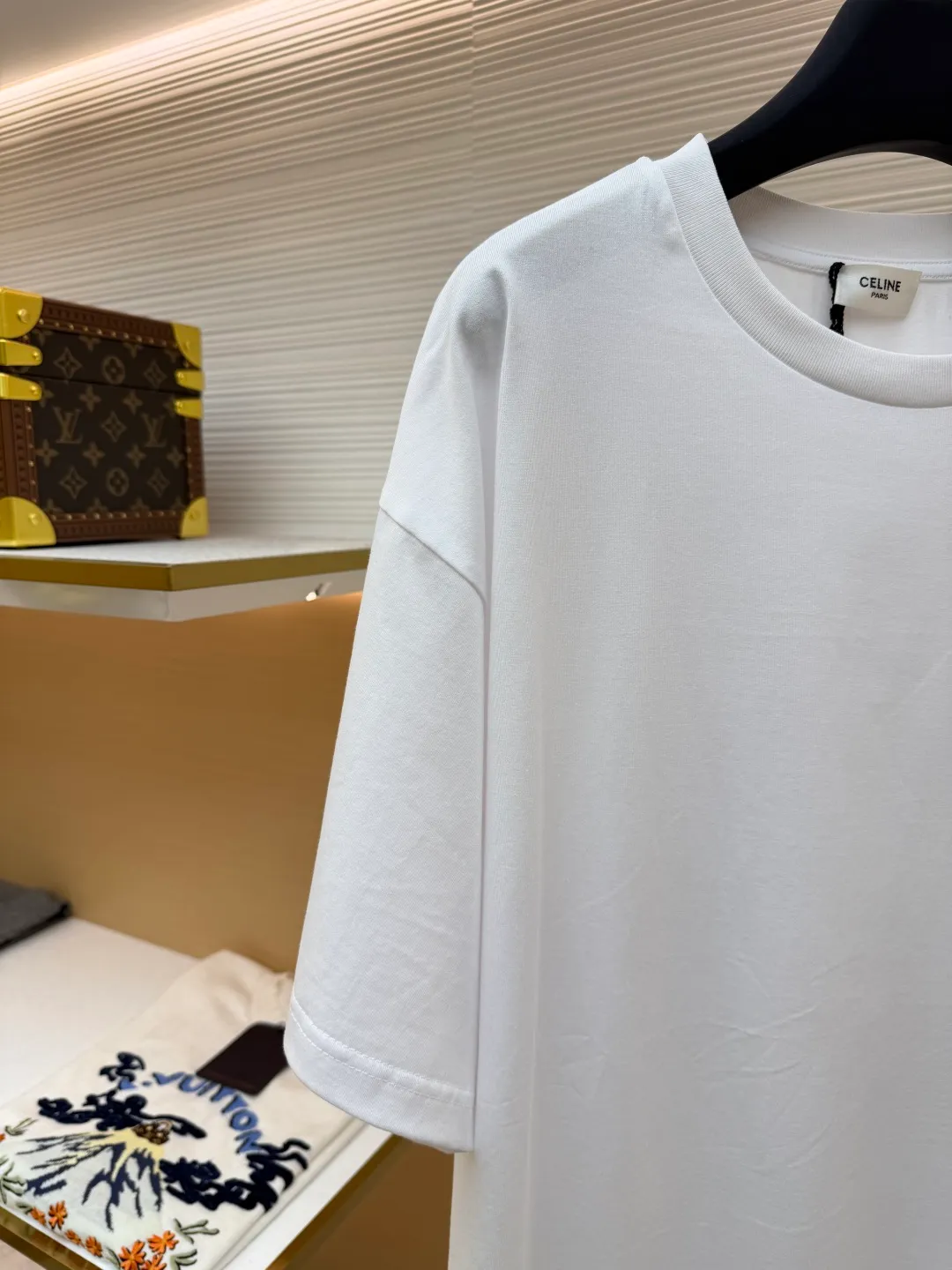 Celine Colorful Triumph Printed Round Neck Short Sleeve ●Original version: Purchased and developed by 2508 ●Item number: 1681881-A05 ●Fabric: long-staple cotton fabric ●Technology: glue printing production ●Color: white ●Version: fitted version ●Weight: about 210 grams ●Size: XS-S-M-L ●Description: Made of 50S double-strand mercerized cotton, weight 165g; matched with 32S 1×1 pull frame thread, 300g. The finer the yarn and the higher the count, the softer, smoother and finer the resulting fabric is usually. Two yarns are used and twisted together. Doing so can enhance the strength and durability of the fabric and give it a fuller feel. Cotton fibers are treated with concentrated caustic soda solution to smooth the fiber surface and increase the gloss and softness of the fabric. High-quality environmentally friendly elastic glue not only has good printing performance and adhesion, but also ensures the clarity and color brightness of the printed pattern. With excellent elasticity and environmental protection properties, it can form lasting and bright printing effects on various fabrics. The advantage of this process is that the color saturation is extremely high, which can achieve bright and bright visual effects, and is especially suitable for covering dark fabrics; the pattern has a distinct touch and a unique texture; and because the slurry seals the fibers, it is more resistant to washing and wear than ordinary dye printing. The overall wiring is straight and delicate, the fabric is comfortable and soft, and the color is consistent without color difference. It can be matched with the same style to create a fashionable look and control various occasions. Customized accessories, complete with three standards, same style for men and women!