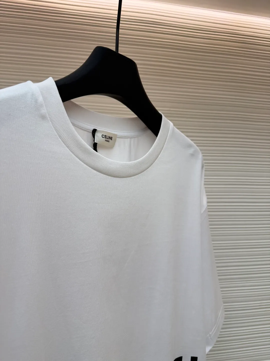 Celine Colorful Triumph Printed Round Neck Short Sleeve ●Original version: Purchased and developed by 2508 ●Item number: 1681881-A05 ●Fabric: long-staple cotton fabric ●Technology: glue printing production ●Color: white ●Version: fitted version ●Weight: about 210 grams ●Size: XS-S-M-L ●Description: Made of 50S double-strand mercerized cotton, weight 165g; matched with 32S 1×1 pull frame thread, 300g. The finer the yarn and the higher the count, the softer, smoother and finer the resulting fabric is usually. Two yarns are used and twisted together. Doing so can enhance the strength and durability of the fabric and give it a fuller feel. Cotton fibers are treated with concentrated caustic soda solution to smooth the fiber surface and increase the gloss and softness of the fabric. High-quality environmentally friendly elastic glue not only has good printing performance and adhesion, but also ensures the clarity and color brightness of the printed pattern. With excellent elasticity and environmental protection properties, it can form lasting and bright printing effects on various fabrics. The advantage of this process is that the color saturation is extremely high, which can achieve bright and bright visual effects, and is especially suitable for covering dark fabrics; the pattern has a distinct touch and a unique texture; and because the slurry seals the fibers, it is more resistant to washing and wear than ordinary dye printing. The overall wiring is straight and delicate, the fabric is comfortable and soft, and the color is consistent without color difference. It can be matched with the same style to create a fashionable look and control various occasions. Customized accessories, complete with three standards, same style for men and women!