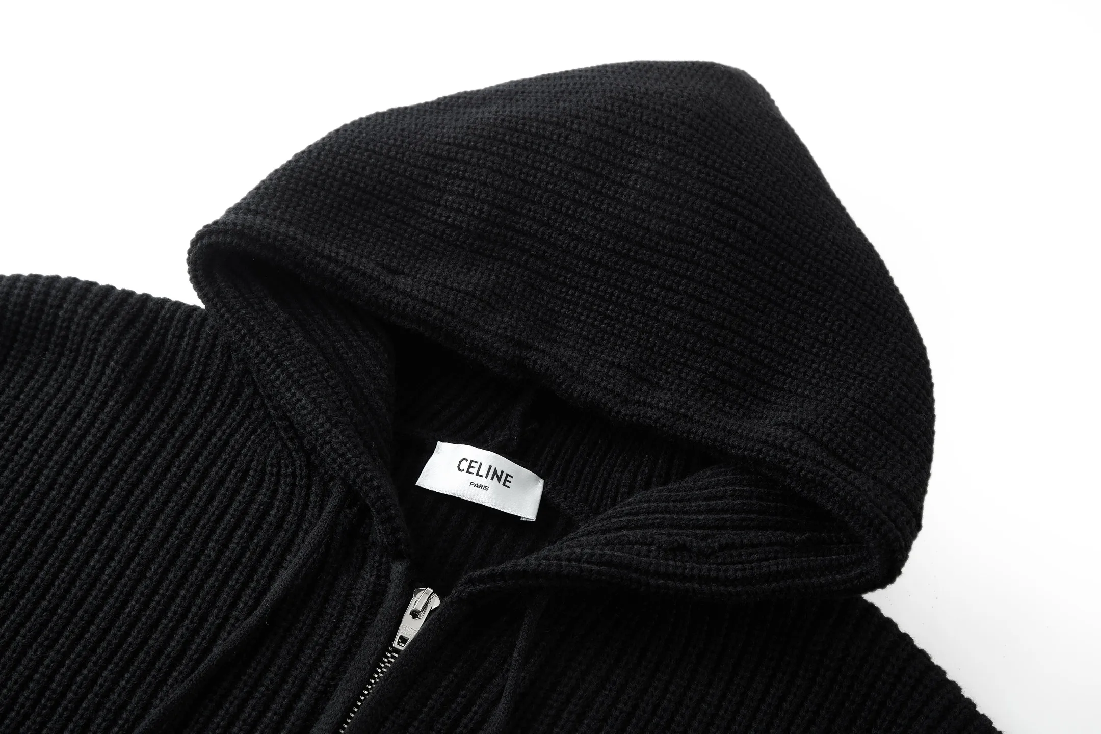 🅿️520 [Exclusive supply] Celine Arc de Triomphe embroidered knitted hooded jacket. The original version was purchased for 8,575 and developed. The fabric is made of 55 merino wool yarn and cotton yarn. The finished product woven from this fabric has a three-dimensional shape, a soft hand feel, and no binding on the upper body. The hat rope tail clip adopts electroplating engraving process to restore the brand logo. The zipper has a metal plated bright silver puller with the brand logo engraved on it. The embroidery uses towel embroidery technology and uses cashmere yarn to restore the original 1:1 details. Garment washing removes impurities from the wool surface - adding hand feel - and fixing the fit. TRIOMPHE embroidered loose fit, hood with adjustable drawstring, metal hoop engraved with CELINE PARIS, 1 kangaroo pocket with ribbed trim. Size:S-M-L-XL