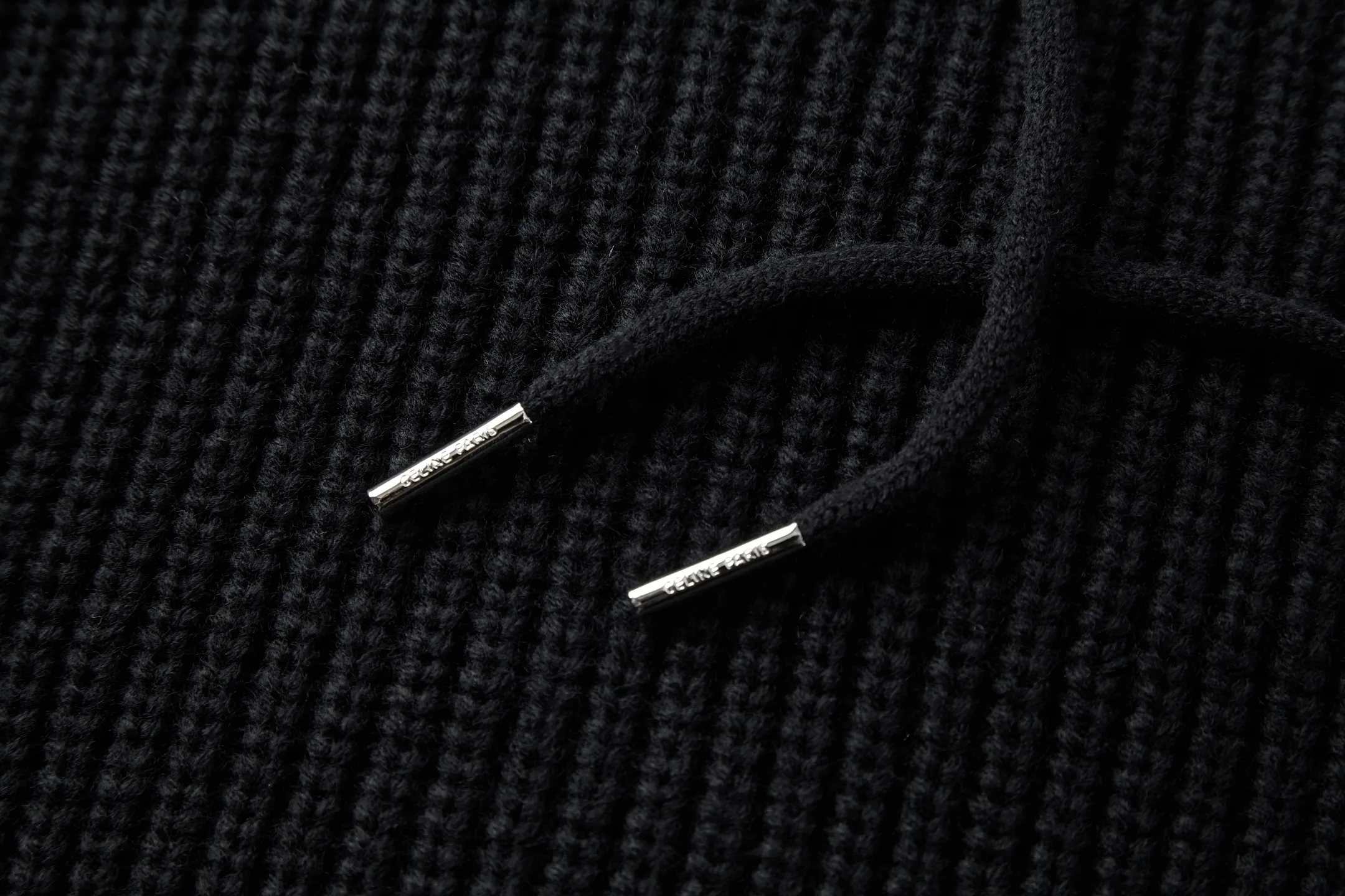 🅿️520 [Exclusive supply] Celine Arc de Triomphe embroidered knitted hooded jacket. The original version was purchased for 8,575 and developed. The fabric is made of 55 merino wool yarn and cotton yarn. The finished product woven from this fabric has a three-dimensional shape, a soft hand feel, and no binding on the upper body. The hat rope tail clip adopts electroplating engraving process to restore the brand logo. The zipper has a metal plated bright silver puller with the brand logo engraved on it. The embroidery uses towel embroidery technology and uses cashmere yarn to restore the original 1:1 details. Garment washing removes impurities from the wool surface - adding hand feel - and fixing the fit. TRIOMPHE embroidered loose fit, hood with adjustable drawstring, metal hoop engraved with CELINE PARIS, 1 kangaroo pocket with ribbed trim. Size:S-M-L-XL