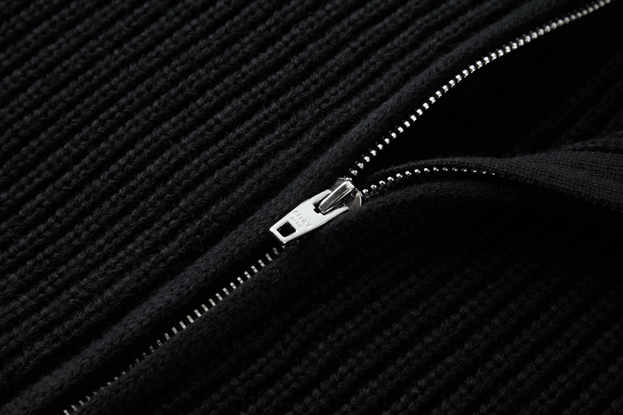 🅿️520 [Exclusive supply] Celine Arc de Triomphe embroidered knitted hooded jacket. The original version was purchased for 8,575 and developed. The fabric is made of 55 merino wool yarn and cotton yarn. The finished product woven from this fabric has a three-dimensional shape, a soft hand feel, and no binding on the upper body. The hat rope tail clip adopts electroplating engraving process to restore the brand logo. The zipper has a metal plated bright silver puller with the brand logo engraved on it. The embroidery uses towel embroidery technology and uses cashmere yarn to restore the original 1:1 details. Garment washing removes impurities from the wool surface - adding hand feel - and fixing the fit. TRIOMPHE embroidered loose fit, hood with adjustable drawstring, metal hoop engraved with CELINE PARIS, 1 kangaroo pocket with ribbed trim. Size:S-M-L-XL