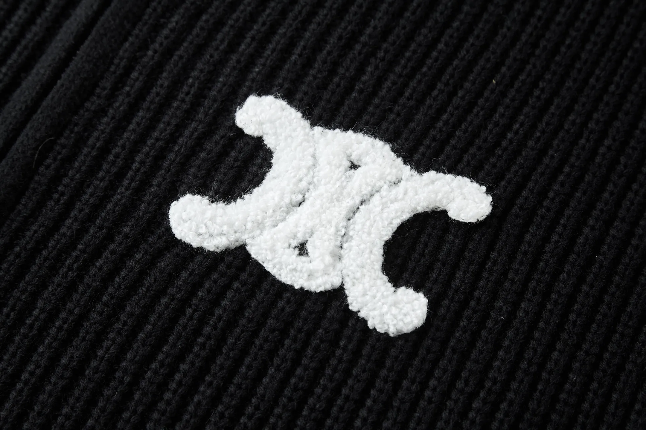🅿️520 [Exclusive supply] Celine Arc de Triomphe embroidered knitted hooded jacket. The original version was purchased for 8,575 and developed. The fabric is made of 55 merino wool yarn and cotton yarn. The finished product woven from this fabric has a three-dimensional shape, a soft hand feel, and no binding on the upper body. The hat rope tail clip adopts electroplating engraving process to restore the brand logo. The zipper has a metal plated bright silver puller with the brand logo engraved on it. The embroidery uses towel embroidery technology and uses cashmere yarn to restore the original 1:1 details. Garment washing removes impurities from the wool surface - adding hand feel - and fixing the fit. TRIOMPHE embroidered loose fit, hood with adjustable drawstring, metal hoop engraved with CELINE PARIS, 1 kangaroo pocket with ribbed trim. Size:S-M-L-XL