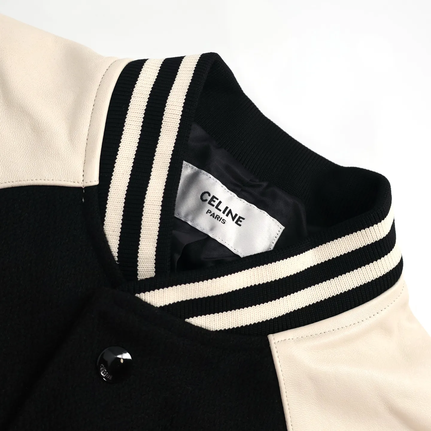 🅿️1160 [Exclusive supply] Celine 24SS patchwork leather baseball jacket. The original version was purchased for 24,000 and developed. It took 1 month to customize the 90% woolen material. Excluding the patchwork part, a single piece of clothing weighs up to 1kg, which is extremely costly. The custom-woven wool jacquard threads imported from Germany will not deform, fade or pill (ordinary machines cannot achieve this effect at all). The top layer of imported lambskin is used. The wrinkle texture is incomparably good. It is hand-cut and meticulously crafted. The stitching position is very technical. Whether the whole garment looks good or not depends on this position. Customized full set of auxiliary materials, engraved electroplated buttons, original mold opening, up to four digits, no difference. Comes with original washed label hangtag. Size:46-48-50-52
