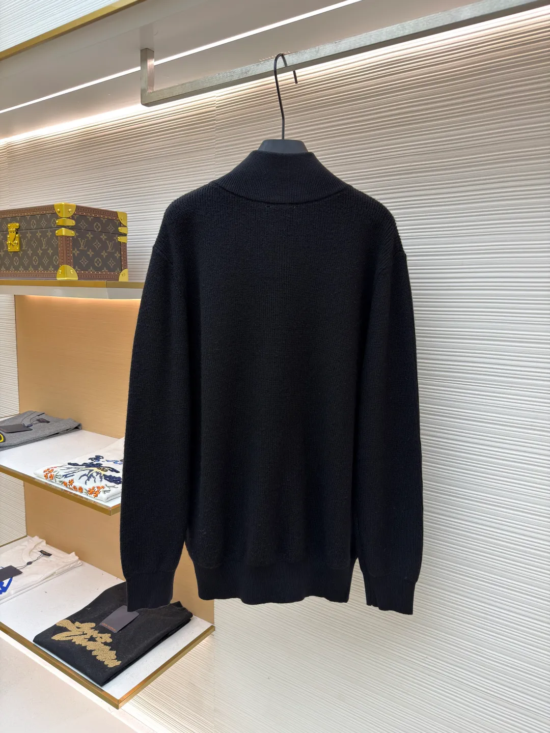 Celine Arc de Triomphe sweater jacket ●Authentic product: purchased and developed for 12500 ●Item number: 1680029-B60 ●Fabric: wool fabric ●Technology: knitted embroidery production ●Version: fitted version ●Weight: about 895 grams ●Size: S-M-L-XL ●Description: Comfortable and close to the skin. With a touch of deep black as the base, the ultimate fusion of depth and nobility. Iconic Celine The Arc de Triomphe logo embellishes the front, the simple and smooth zipper lines, the harmony of sophistication and dynamics, showing off taste in silence. With its unparalleled versatility, it has become an enduring classic in the fashion industry. It adopts imported machine embroidery technology and uses advanced computer control systems and precision mechanical components to realize the Arc de Triomphe embroidery operation with high precision and smooth and delicate lines. The overall wiring is straight and delicate, the fabric is comfortable and soft, and the color is consistent without color difference. It can be matched with the same style to create a fashionable look and control various occasions. Customized accessories, complete with three standards, same style for men and women!