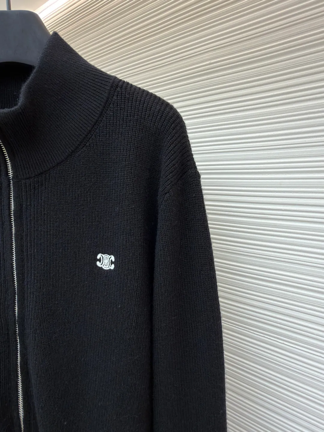 Celine Arc de Triomphe sweater jacket ●Authentic product: purchased and developed for 12500 ●Item number: 1680029-B60 ●Fabric: wool fabric ●Technology: knitted embroidery production ●Version: fitted version ●Weight: about 895 grams ●Size: S-M-L-XL ●Description: Comfortable and close to the skin. With a touch of deep black as the base, the ultimate fusion of depth and nobility. Iconic Celine The Arc de Triomphe logo embellishes the front, the simple and smooth zipper lines, the harmony of sophistication and dynamics, showing off taste in silence. With its unparalleled versatility, it has become an enduring classic in the fashion industry. It adopts imported machine embroidery technology and uses advanced computer control systems and precision mechanical components to realize the Arc de Triomphe embroidery operation with high precision and smooth and delicate lines. The overall wiring is straight and delicate, the fabric is comfortable and soft, and the color is consistent without color difference. It can be matched with the same style to create a fashionable look and control various occasions. Customized accessories, complete with three standards, same style for men and women!
