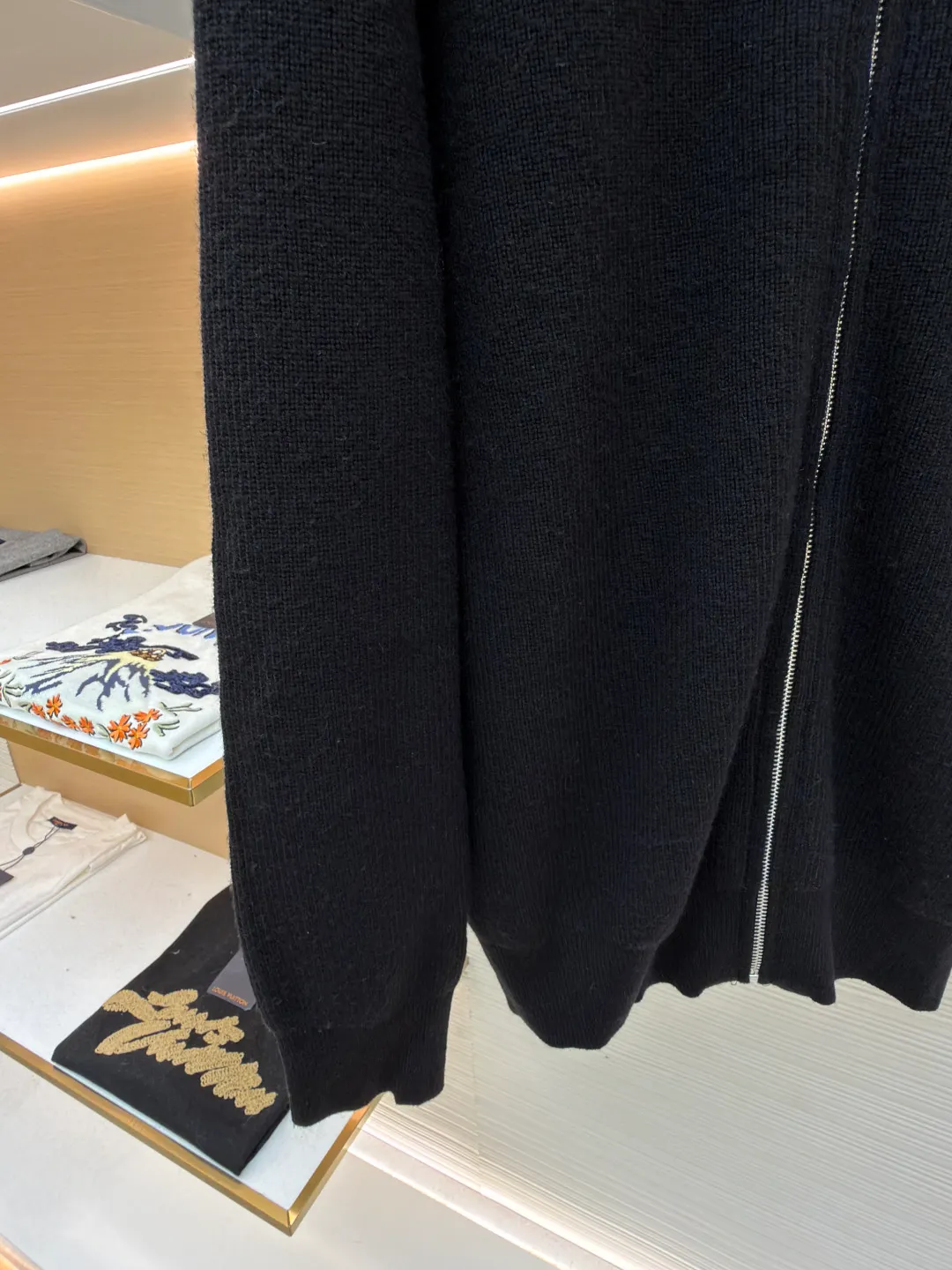 Celine Arc de Triomphe sweater jacket ●Authentic product: purchased and developed for 12500 ●Item number: 1680029-B60 ●Fabric: wool fabric ●Technology: knitted embroidery production ●Version: fitted version ●Weight: about 895 grams ●Size: S-M-L-XL ●Description: Comfortable and close to the skin. With a touch of deep black as the base, the ultimate fusion of depth and nobility. Iconic Celine The Arc de Triomphe logo embellishes the front, the simple and smooth zipper lines, the harmony of sophistication and dynamics, showing off taste in silence. With its unparalleled versatility, it has become an enduring classic in the fashion industry. It adopts imported machine embroidery technology and uses advanced computer control systems and precision mechanical components to realize the Arc de Triomphe embroidery operation with high precision and smooth and delicate lines. The overall wiring is straight and delicate, the fabric is comfortable and soft, and the color is consistent without color difference. It can be matched with the same style to create a fashionable look and control various occasions. Customized accessories, complete with three standards, same style for men and women!