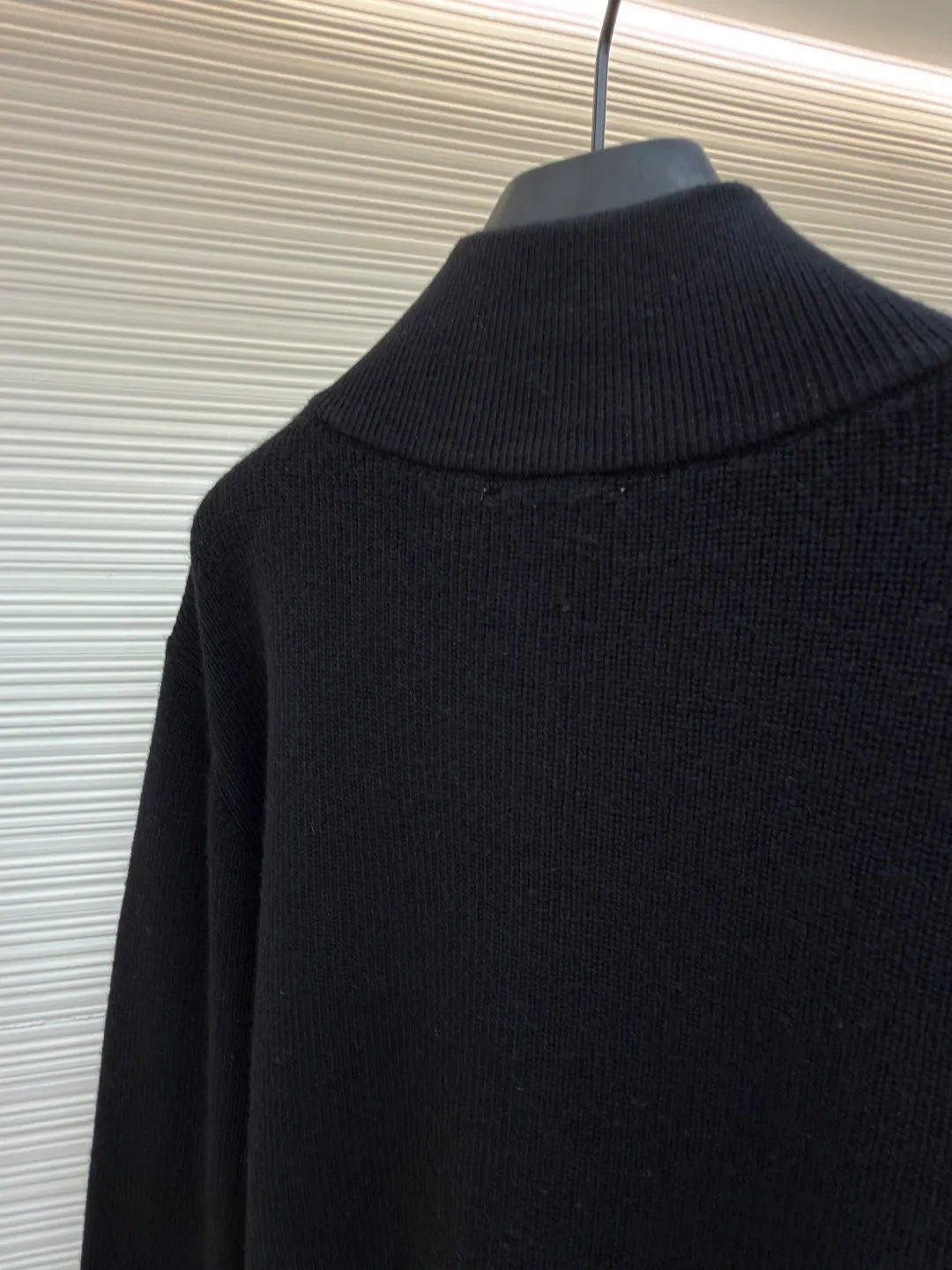 Celine Arc de Triomphe sweater jacket ●Authentic product: purchased and developed for 12500 ●Item number: 1680029-B60 ●Fabric: wool fabric ●Technology: knitted embroidery production ●Version: fitted version ●Weight: about 895 grams ●Size: S-M-L-XL ●Description: Comfortable and close to the skin. With a touch of deep black as the base, the ultimate fusion of depth and nobility. Iconic Celine The Arc de Triomphe logo embellishes the front, the simple and smooth zipper lines, the harmony of sophistication and dynamics, showing off taste in silence. With its unparalleled versatility, it has become an enduring classic in the fashion industry. It adopts imported machine embroidery technology and uses advanced computer control systems and precision mechanical components to realize the Arc de Triomphe embroidery operation with high precision and smooth and delicate lines. The overall wiring is straight and delicate, the fabric is comfortable and soft, and the color is consistent without color difference. It can be matched with the same style to create a fashionable look and control various occasions. Customized accessories, complete with three standards, same style for men and women!