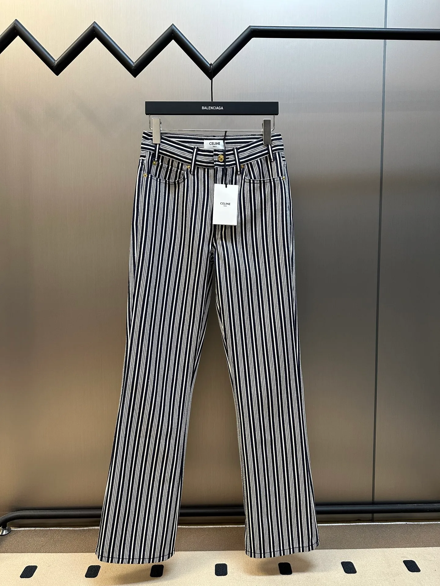 🅿️500 Celine striped straight trousers. These CELINE striped jeans cleverly combine retro elegance with modern street style. The crisp and stylish straight-leg trousers are matched with navy blue and off-white pinstripe texture, which visually makes the legs more slender. The golden metal buttons and zipper pullers on the front are engraved with the CELINE brand logo, showing exquisite style in the details.  The waistband adopts a classic five-pocket design, and the front and rear pockets are equipped with metal rivets, which combines practicality and design. The trousers are made of thick and crisp high-quality denim cotton. The fabric has a three-dimensional and clear texture. It is both durable and more textured. It is suitable for daily commuting or urban casual wear.  size：s m l