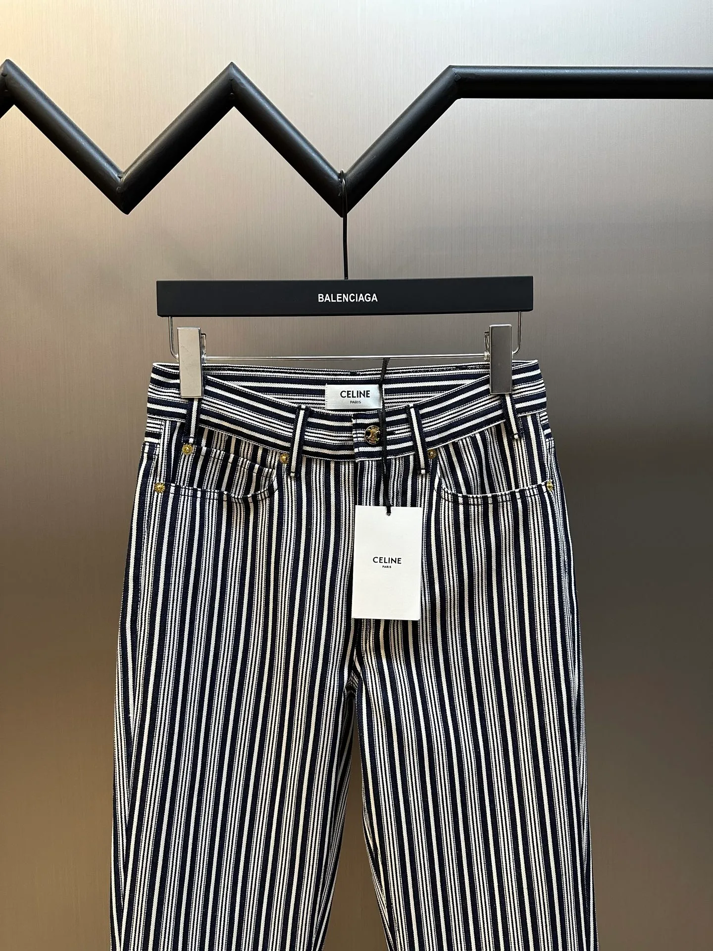🅿️500 Celine striped straight trousers. These CELINE striped jeans cleverly combine retro elegance with modern street style. The crisp and stylish straight-leg trousers are matched with navy blue and off-white pinstripe texture, which visually makes the legs more slender. The golden metal buttons and zipper pullers on the front are engraved with the CELINE brand logo, showing exquisite style in the details.  The waistband adopts a classic five-pocket design, and the front and rear pockets are equipped with metal rivets, which combines practicality and design. The trousers are made of thick and crisp high-quality denim cotton. The fabric has a three-dimensional and clear texture. It is both durable and more textured. It is suitable for daily commuting or urban casual wear.  size：s m l