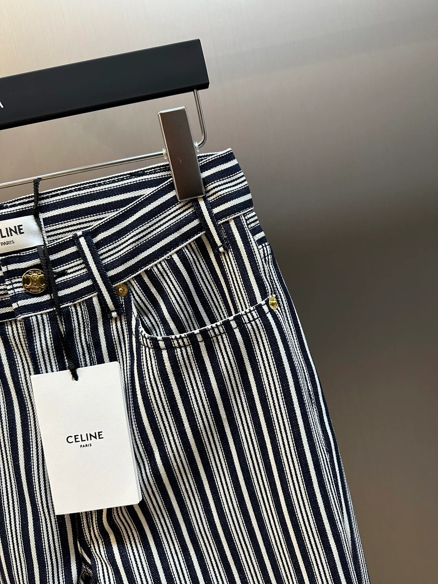 🅿️500 Celine striped straight trousers. These CELINE striped jeans cleverly combine retro elegance with modern street style. The crisp and stylish straight-leg trousers are matched with navy blue and off-white pinstripe texture, which visually makes the legs more slender. The golden metal buttons and zipper pullers on the front are engraved with the CELINE brand logo, showing exquisite style in the details.  The waistband adopts a classic five-pocket design, and the front and rear pockets are equipped with metal rivets, which combines practicality and design. The trousers are made of thick and crisp high-quality denim cotton. The fabric has a three-dimensional and clear texture. It is both durable and more textured. It is suitable for daily commuting or urban casual wear.  size：s m l