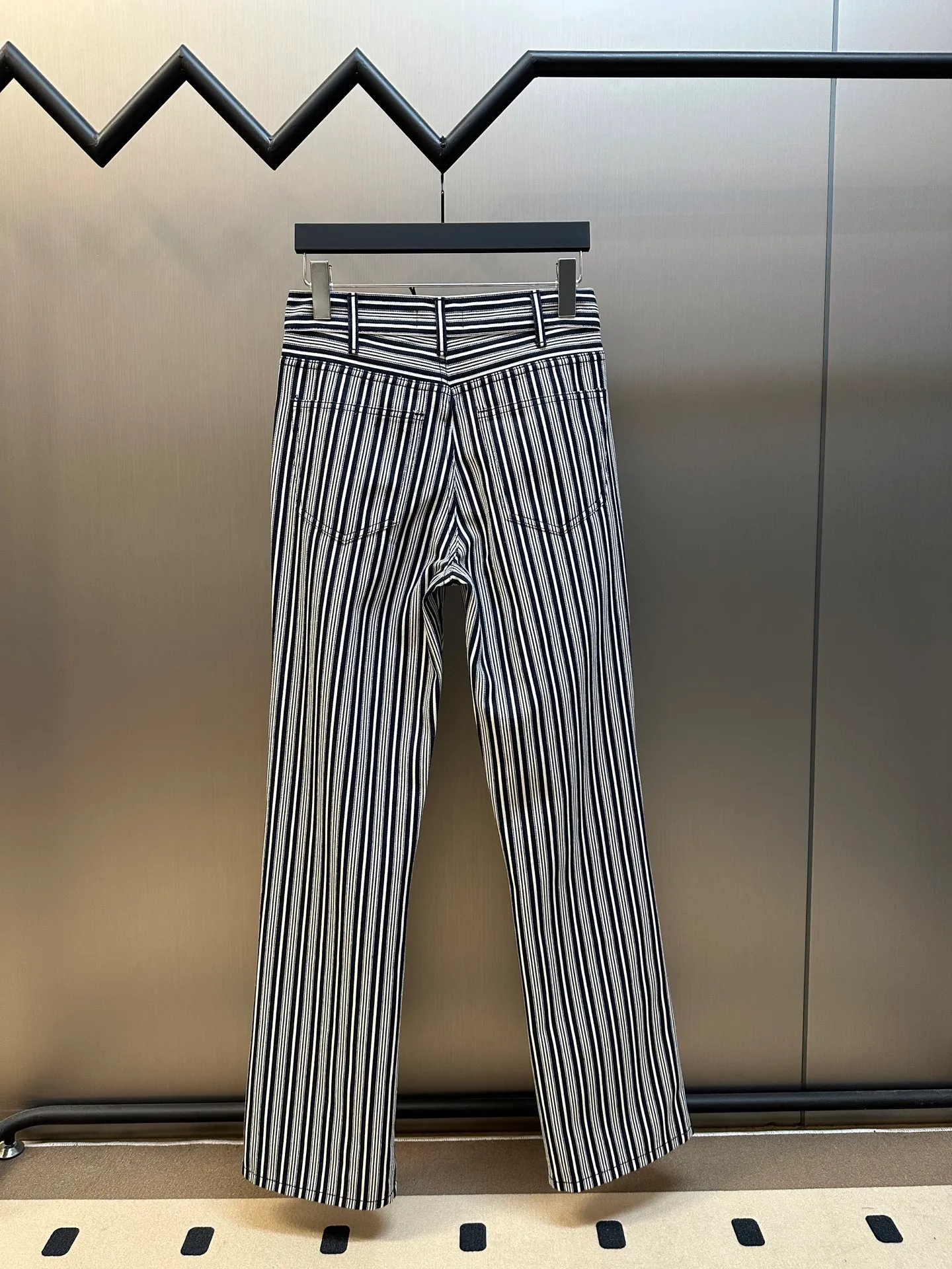 🅿️500 Celine striped straight trousers. These CELINE striped jeans cleverly combine retro elegance with modern street style. The crisp and stylish straight-leg trousers are matched with navy blue and off-white pinstripe texture, which visually makes the legs more slender. The golden metal buttons and zipper pullers on the front are engraved with the CELINE brand logo, showing exquisite style in the details.  The waistband adopts a classic five-pocket design, and the front and rear pockets are equipped with metal rivets, which combines practicality and design. The trousers are made of thick and crisp high-quality denim cotton. The fabric has a three-dimensional and clear texture. It is both durable and more textured. It is suitable for daily commuting or urban casual wear.  size：s m l